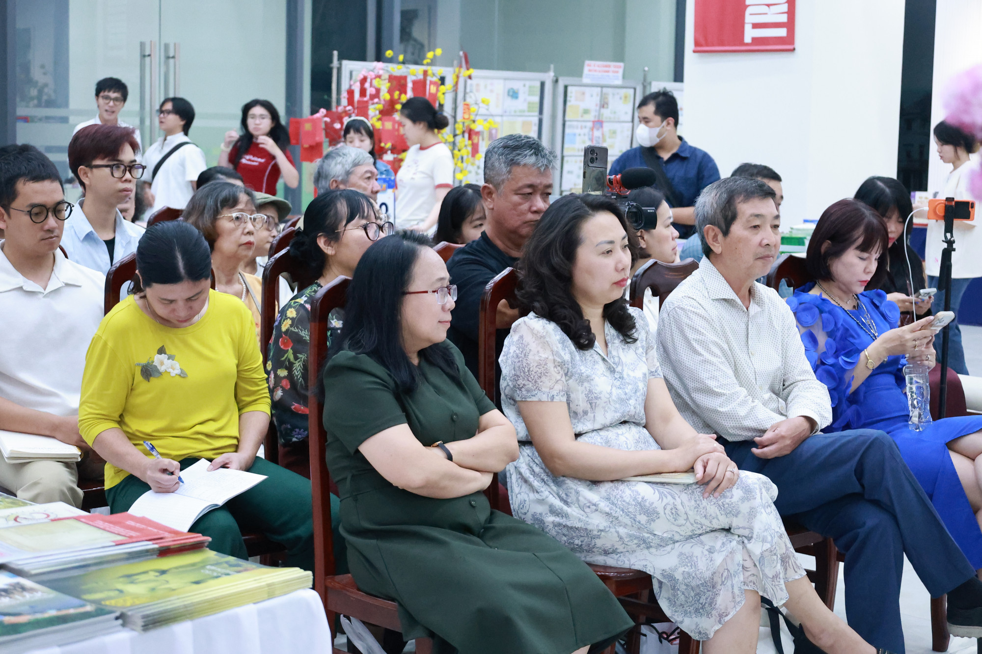 Toạ đàm thu hút sự tham dự của các cán bộ và đại diện tổ chức Tuần lễ sách Phương Nam, cùng nhiều bạn trẻ, người yêu lịch sử 