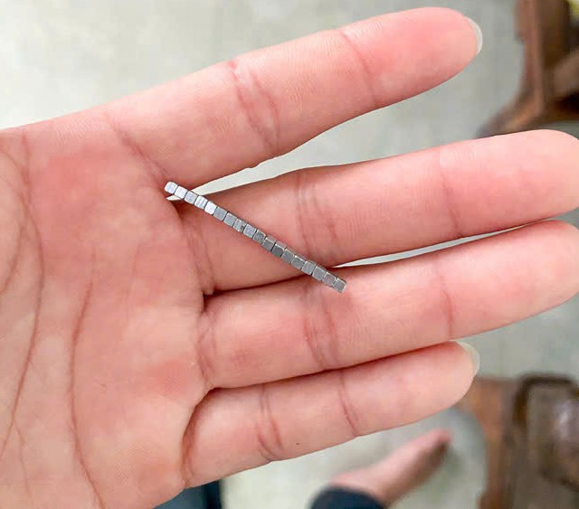 Gần 20 viên nam châm nhỏ dính vào nhau gây thủng ruột bệnh nhi - ảnh: Bệnh viện cung cấp