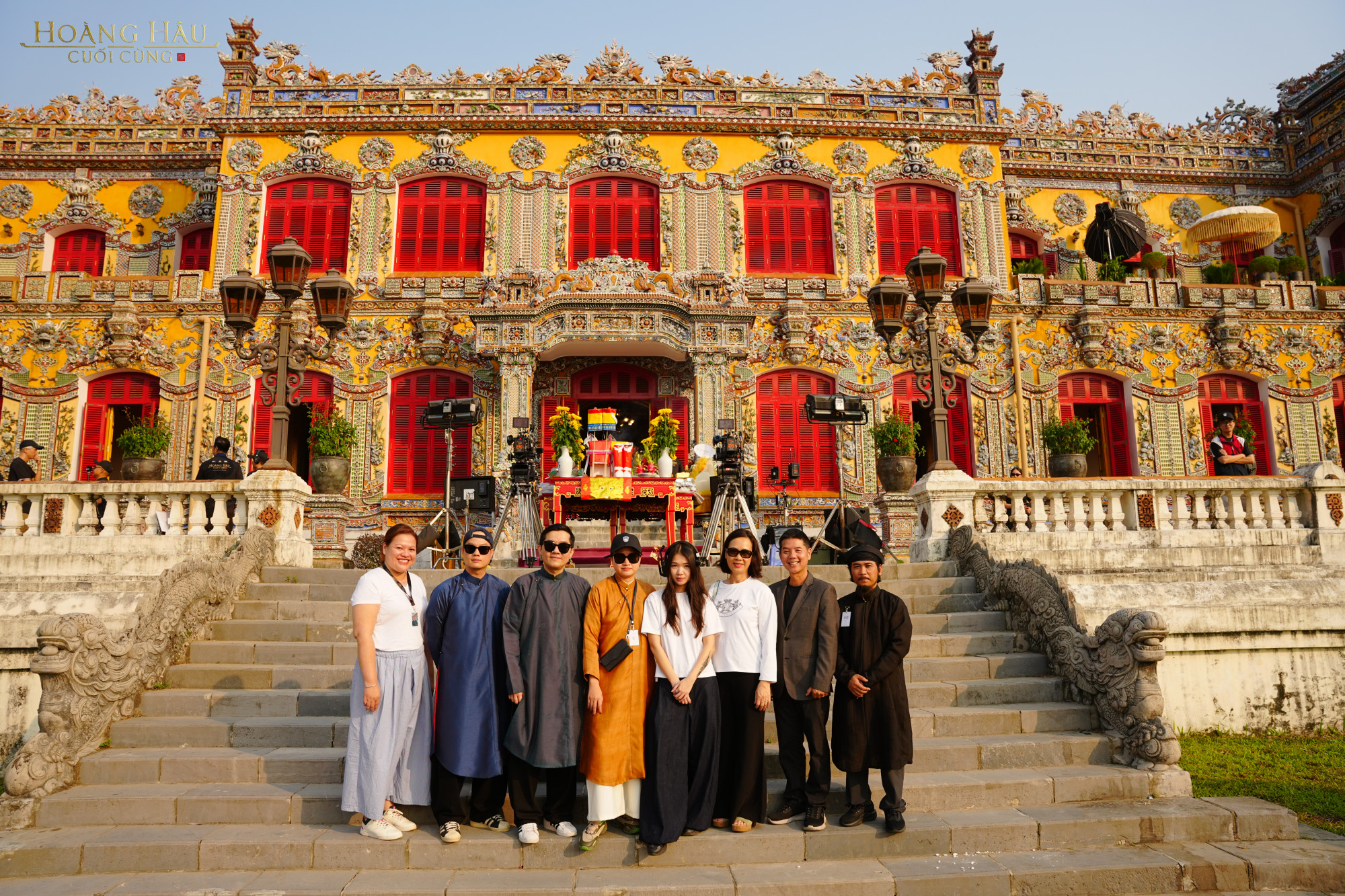 Ê kíp sản xuất phim tại điện Kiến Trung 