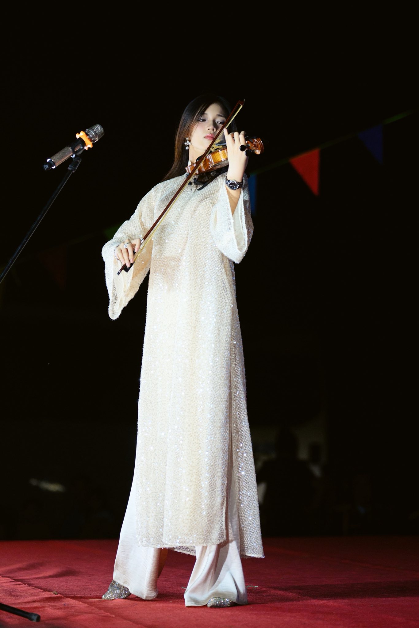 Ngoài hát, sáng tác, Izara Thiên Nga còn có thể chơi nhạc cụ