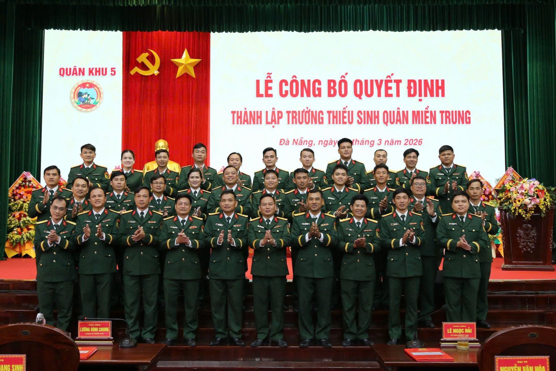 Lễ công bố quyết định của Bộ trưởng Bộ Quốc phòng về việc thành lập Trường Thiếu sinh quân miền Trung.