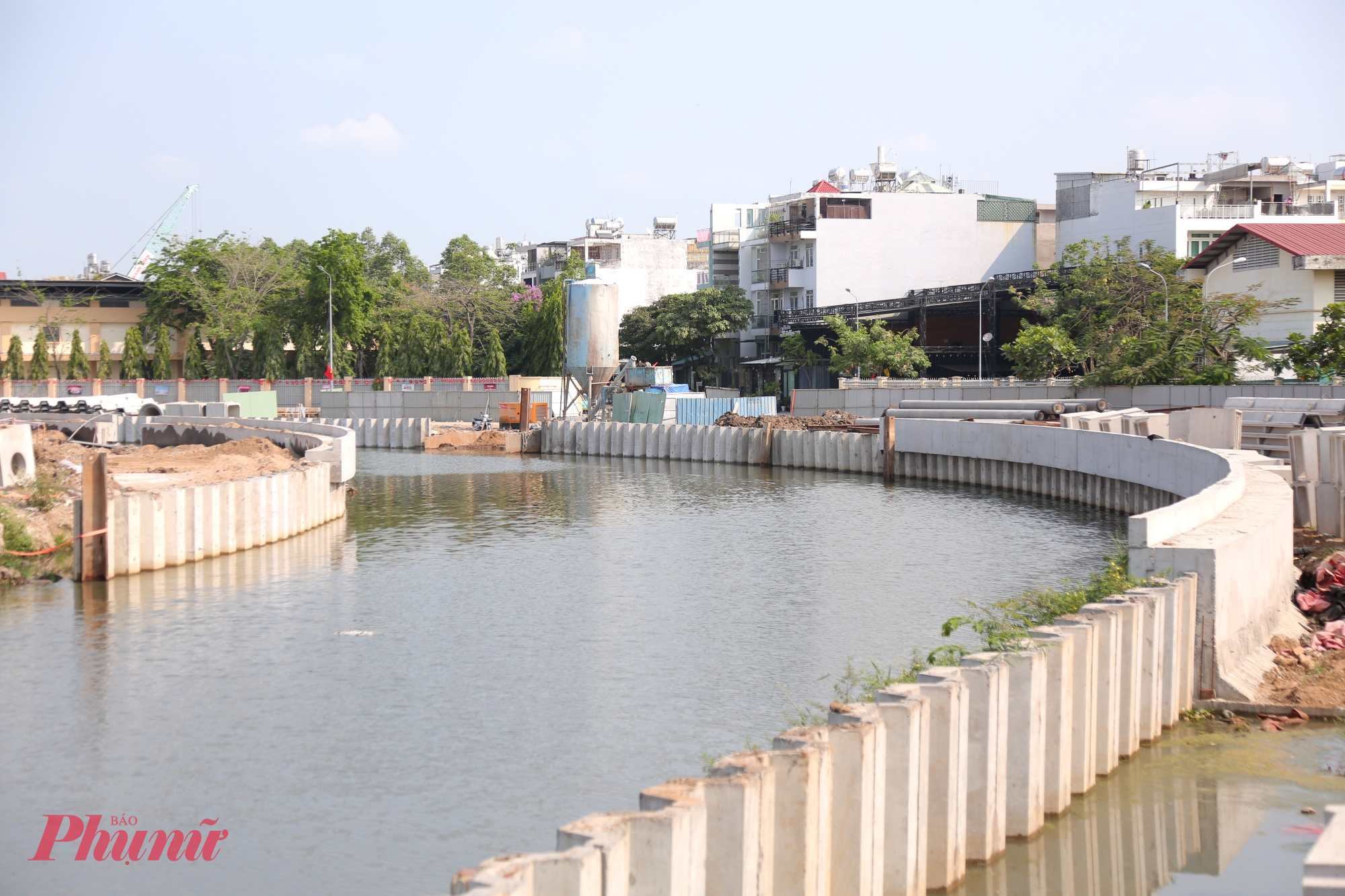 Một số đoạn đã hoàn tất công tác ép cọc bờ kè. 