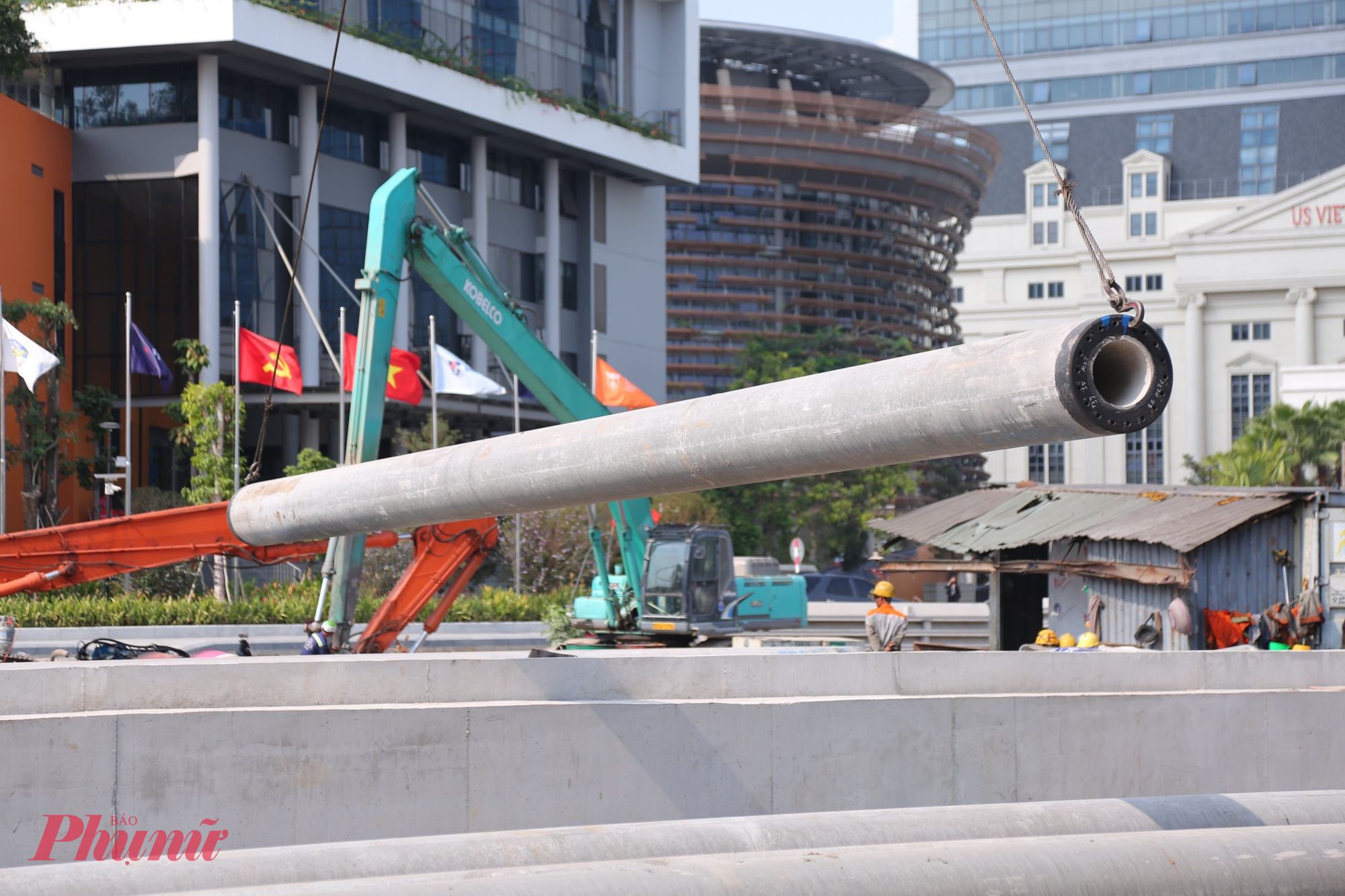 Đơn vị thi công cẩu vật liệu ép cọc dọc bờ rạch.