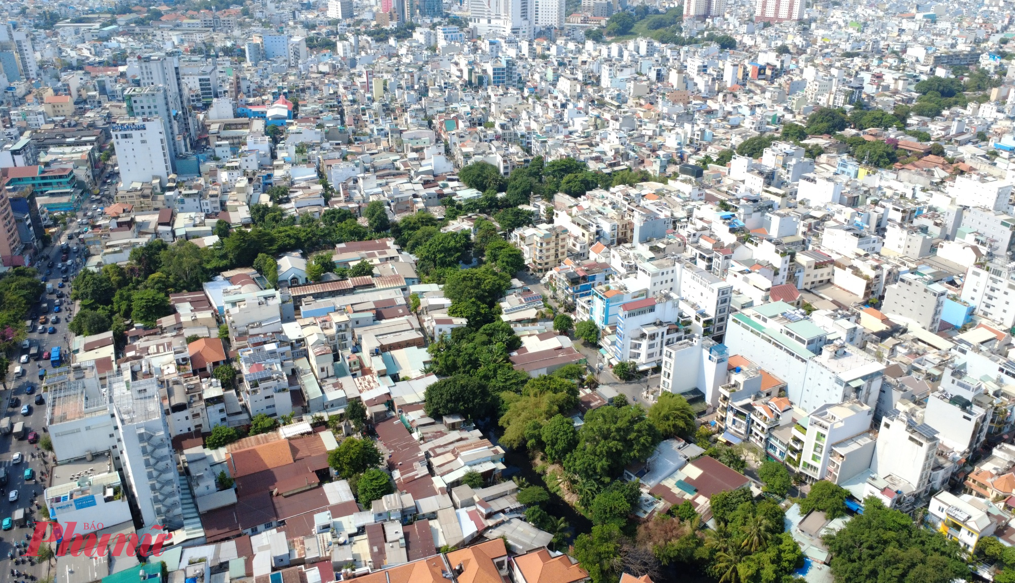 Nhìn từ trên cao, dòng rạch vẫn bị che khuất bởi nhà cửa và cây xanh, cho thấy công tác giải phóng mặt bằng tại đây còn chậm.