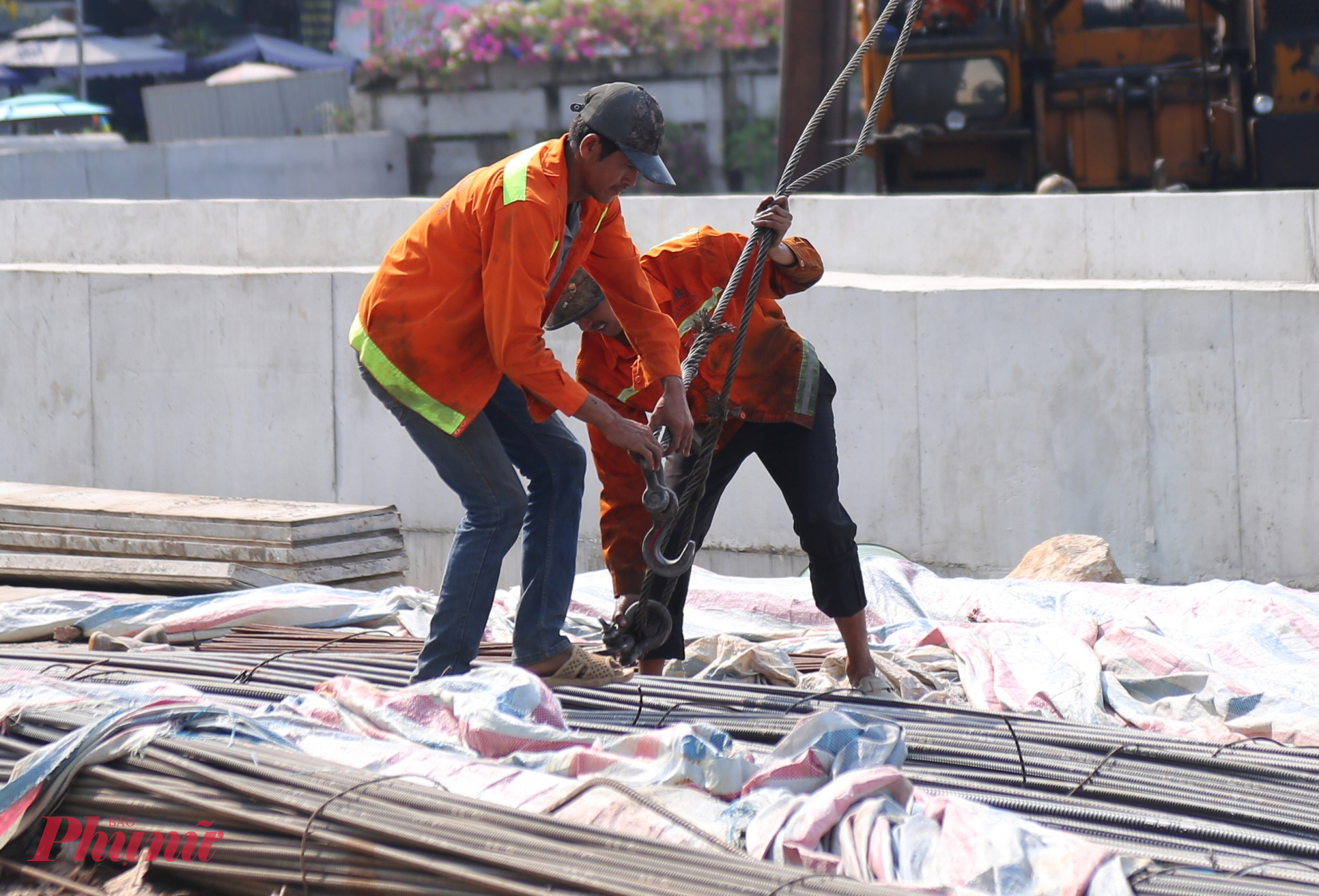 Công nhân thi công nhộn nhịp tại gói thầu XL03