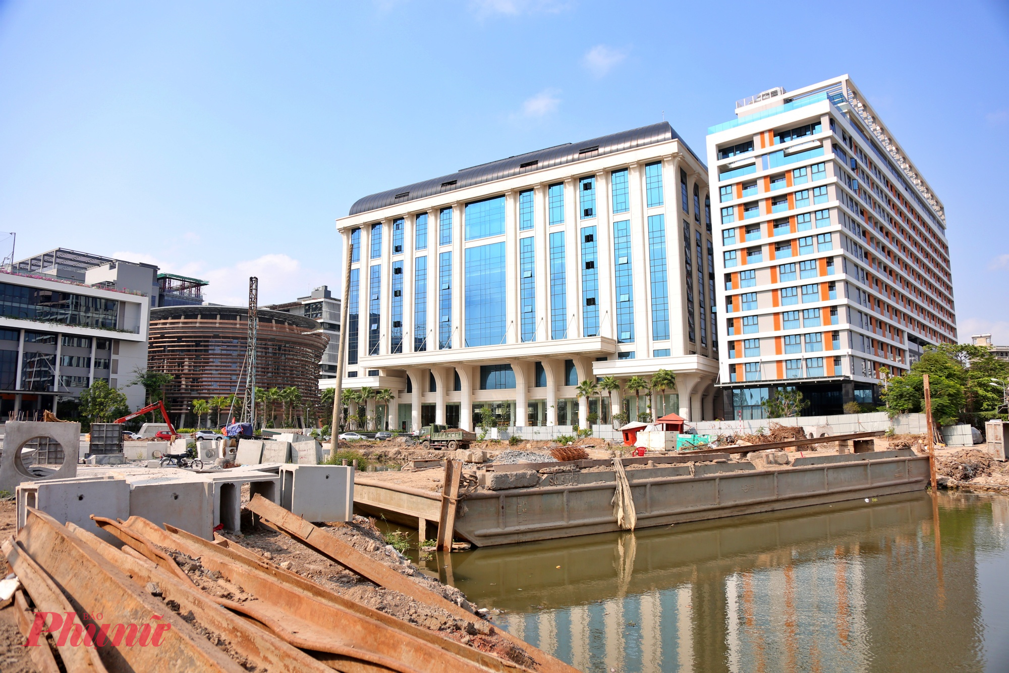 Tại gói thầu xây lắp XL03 (khu vực gần Trường Đại học Văn Lang), công trường đang hoạt động sôi nổi. 