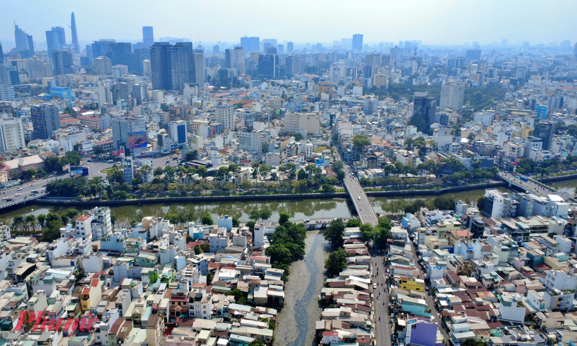 Trái ngược, gói thầu XL01 (đoạn từ cầu Bùi Đình Túy đến kênh Nhiêu Lộc - Thị Nghè) vẫn còn nhiều vướng mắc. 