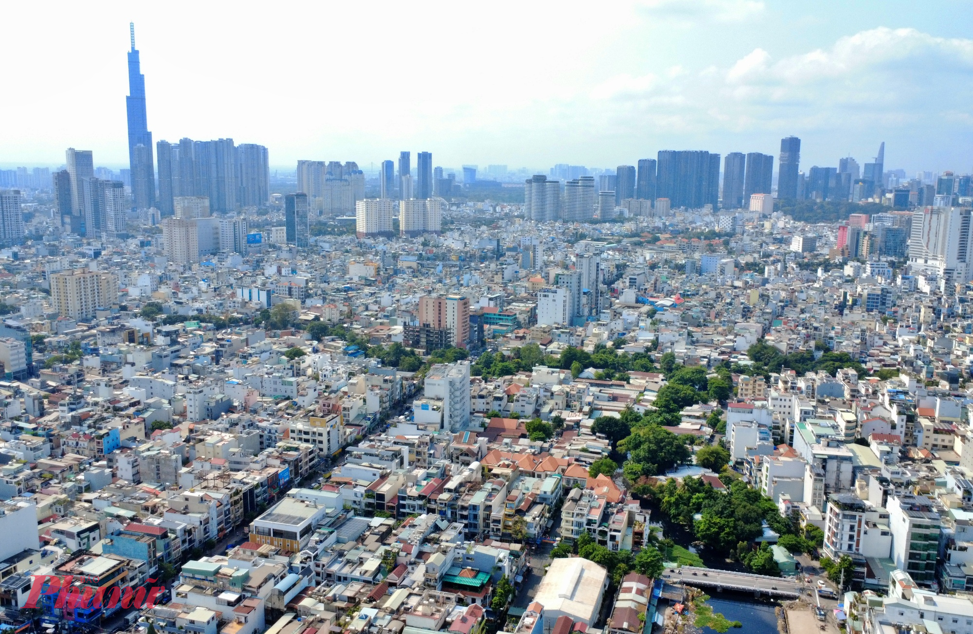 Mới đây, Chủ tịch UBND TPHCM Nguyễn Văn Được đã dẫn đầu đoàn công tác kiểm tra tiến độ bồi thường, giải phóng mặt bằng tại hàng loạt dự án hạ tầng trọng điểm trên địa bàn, trong đó có dự án cải tạo rạch Xuyên Tâm - một trong những công trình chỉnh trang đô thị quy mô lớn, được kỳ vọng thay đổi diện mạo khu vực phía Bắc thành phố.