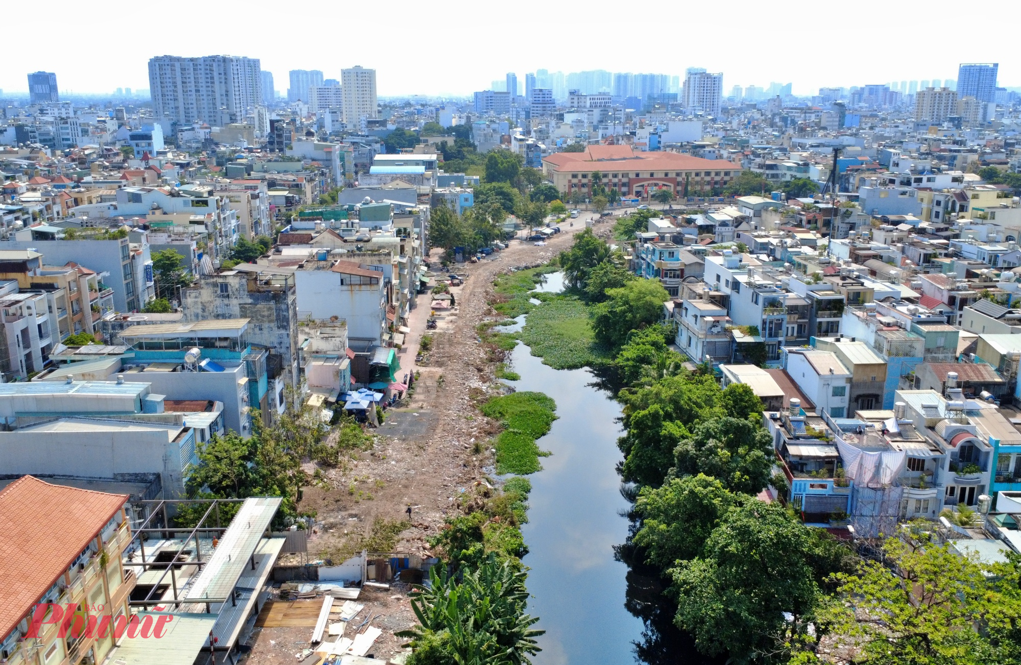 Tuy nhiên, ở nhiều đoạn khác, mặt bằng vẫn chưa được giải tỏa hoàn toàn, cây cối còn um tùm, nhà dân vẫn bám sát mép rạch, khiến việc triển khai thi công chưa thể tiến hành.