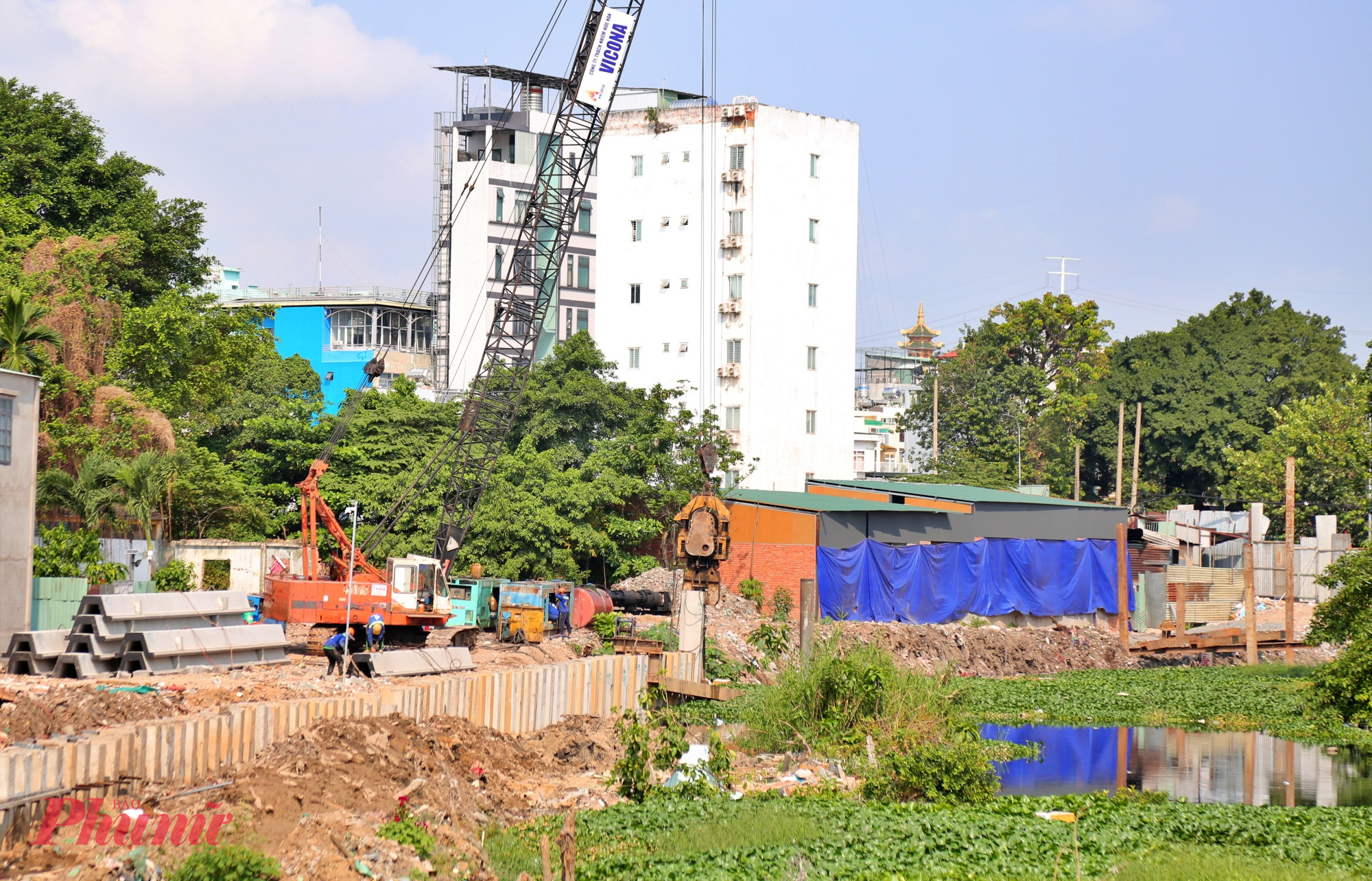 Những đoạn đã có mặt bằng sạch bắt đầu triển khai ép cọc và san lấp đường ven rạch.