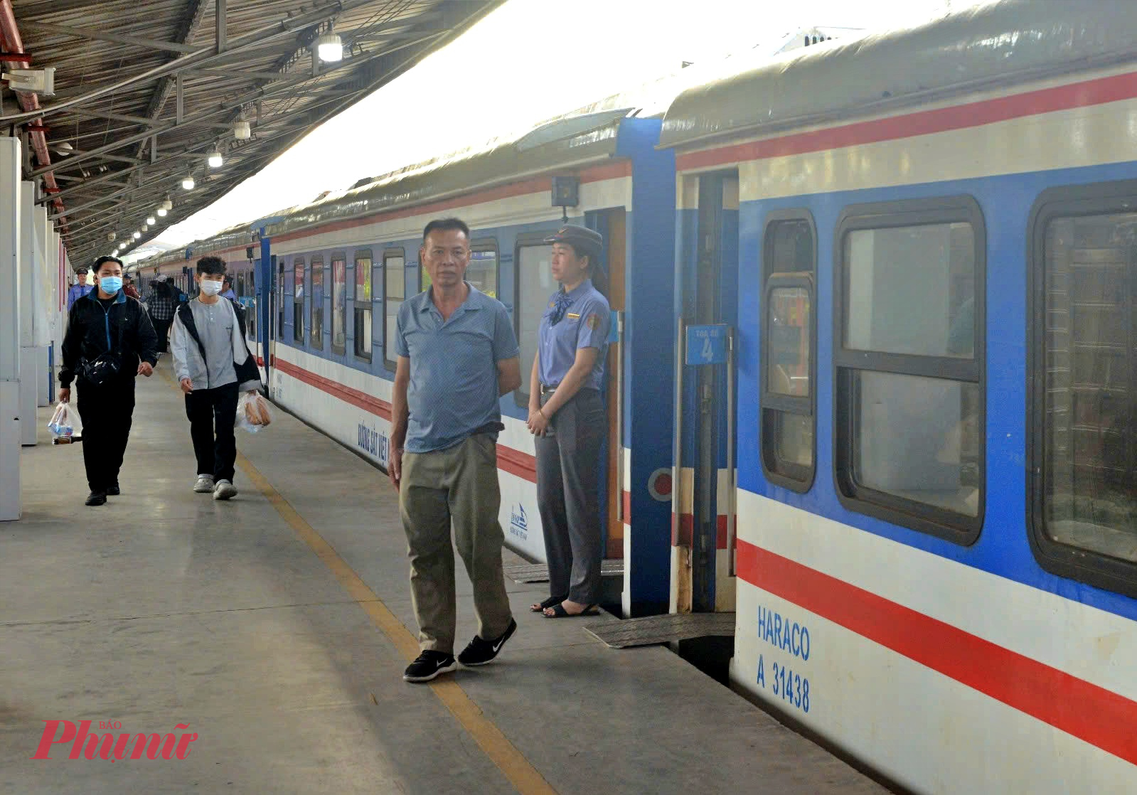 Hành khách đi tàu tại ga Sài Gòn - Ảnh: Nguyễn Văn