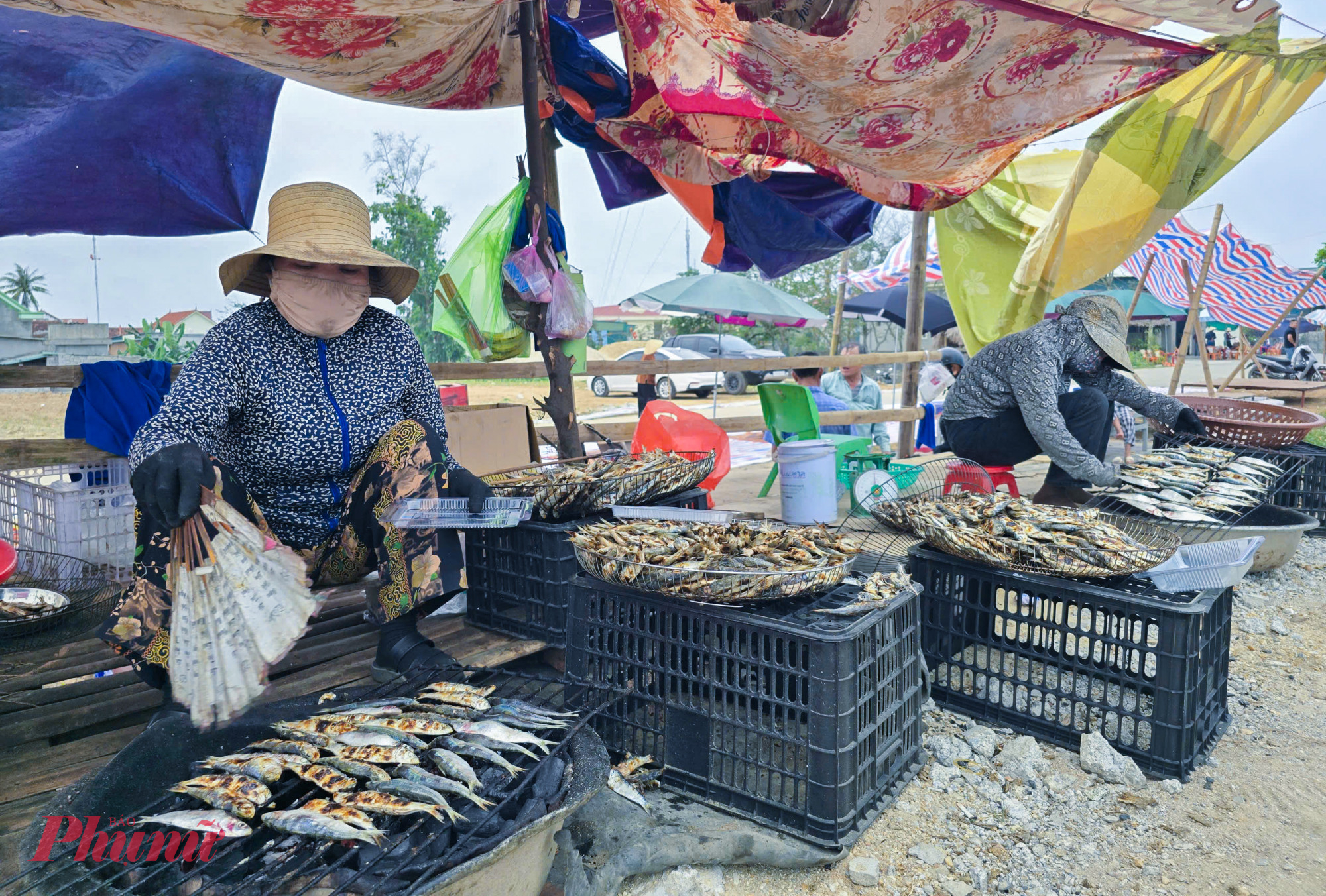 Cá trích còn được nhiều người mang lên dọc đường nướng, bán cho khách du lịch