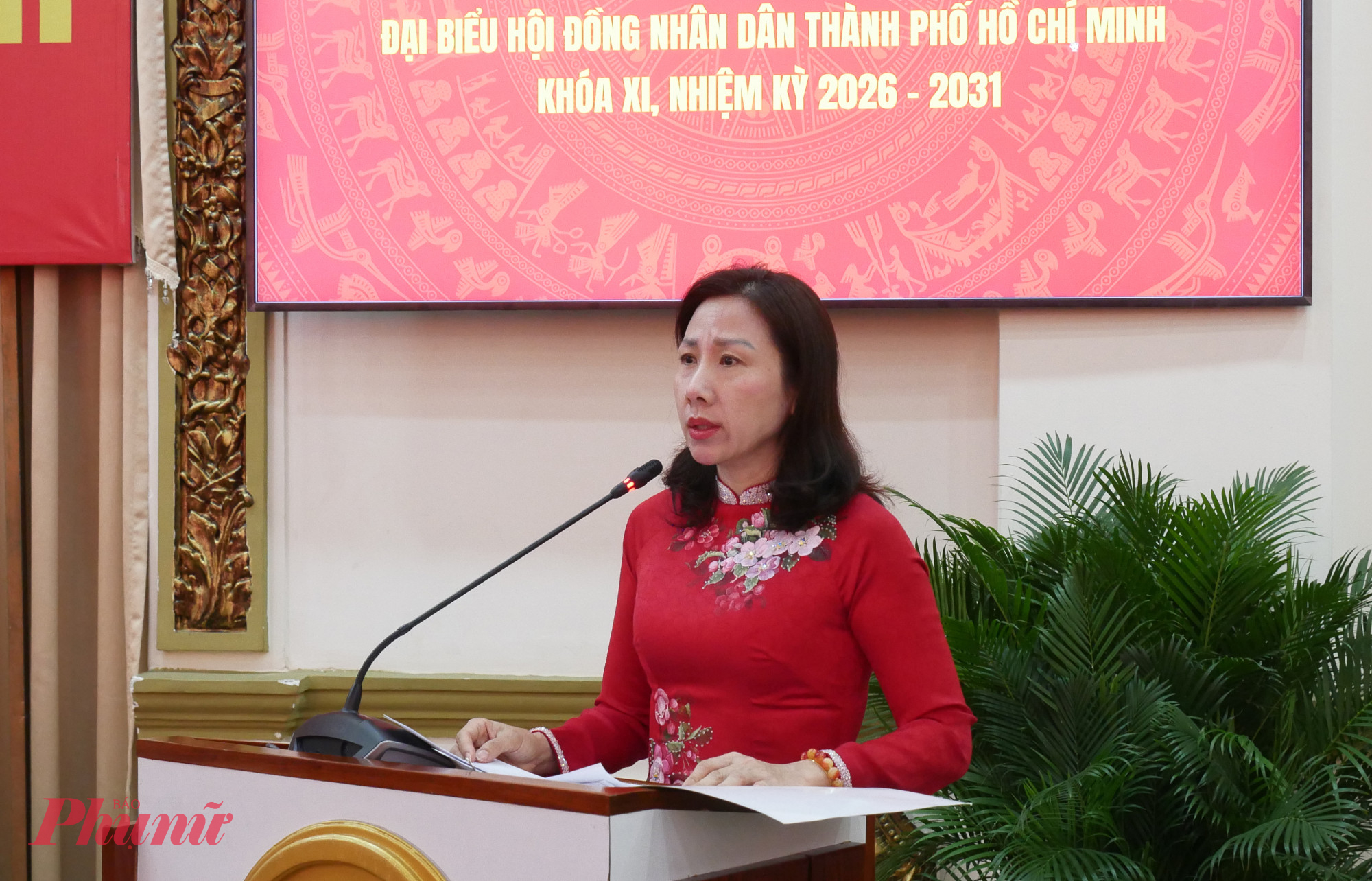 Bà Phạm Thị Thanh Hiền - Giám đốc Sở Nội vụ TPHCM - công bố danh sách danh sách 125 người trúng cử đại biểu HĐND TPHCM khóa XI, nhiệm kỳ 2026 – 2031 - Ảnh: Trang Nguyễn 