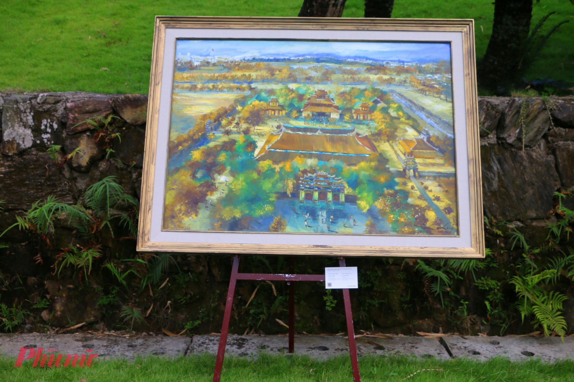 Hội ngộ “Giấc mơ của những giấc mơ” bên đồi Thiên An Tác phẩm hoàng cung xanh của họa sĩ Lê Hữu Long