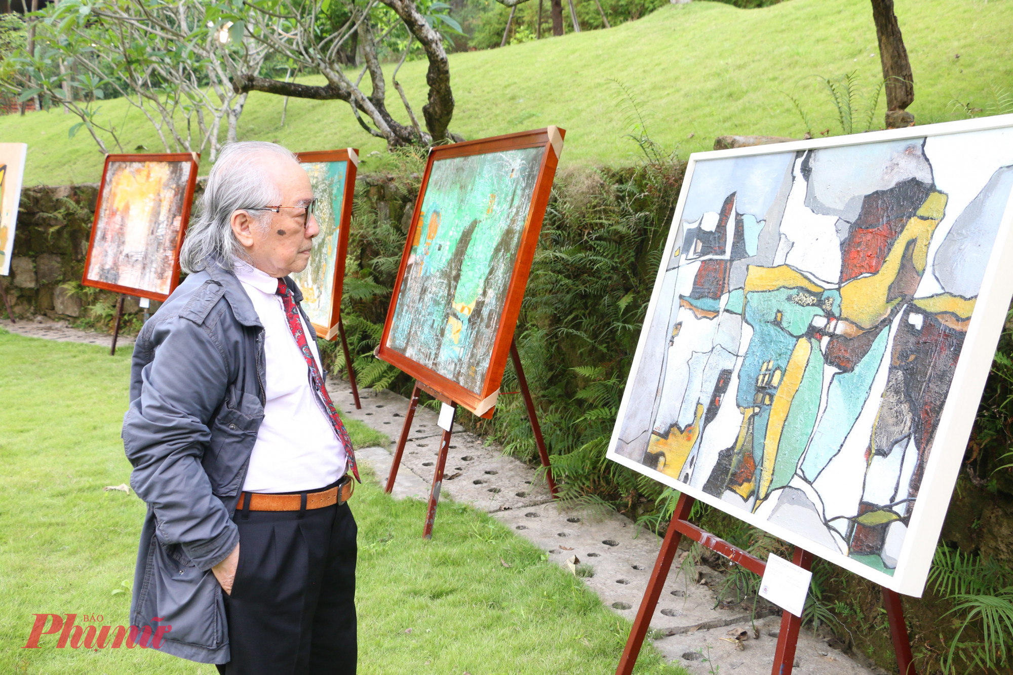 Hội ngộ “Giấc mơ của những giấc mơ” bên đồi Thiên An Dịch giả Bửu Ý, người bạn thân của cố nhạc sĩ Trịnh Công Sơn thưởng lãm tranh tại triển lãm mỹ thuật “Giấc mơ của những giấc mơ”