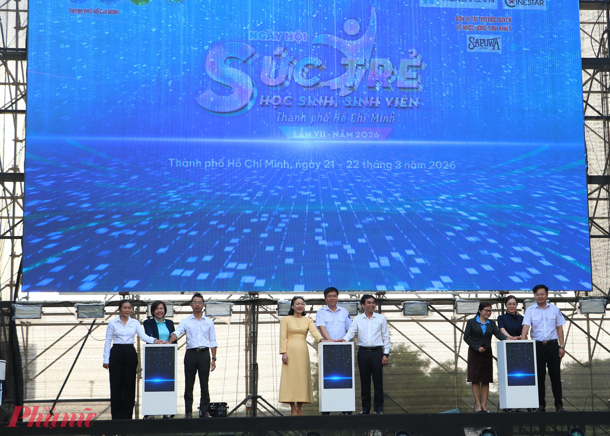 Các đại biểu thực hiện nghi thức khai mạc ngày hội - Ảnh: Trang Thư