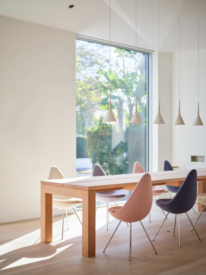 Khu vực ăn uống liền kề theo kiểu không gian mở có thiết kế bàn ăn riêng, nổi bật với những tấm ván gỗ thông được sơn trắng. Ảnh: @Aalso Architects, HYCArch.