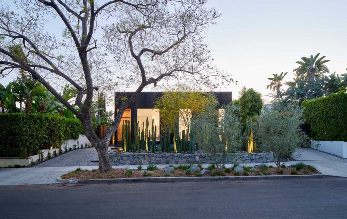 Ngôi nhà có hình dạng chữ nhật tối giản, được ốp bằng ván gỗ Shou Sugi Ban đã được xử lý bằng phương pháp hun khói. Ảnh: @Aalso Architects, HYCArch.