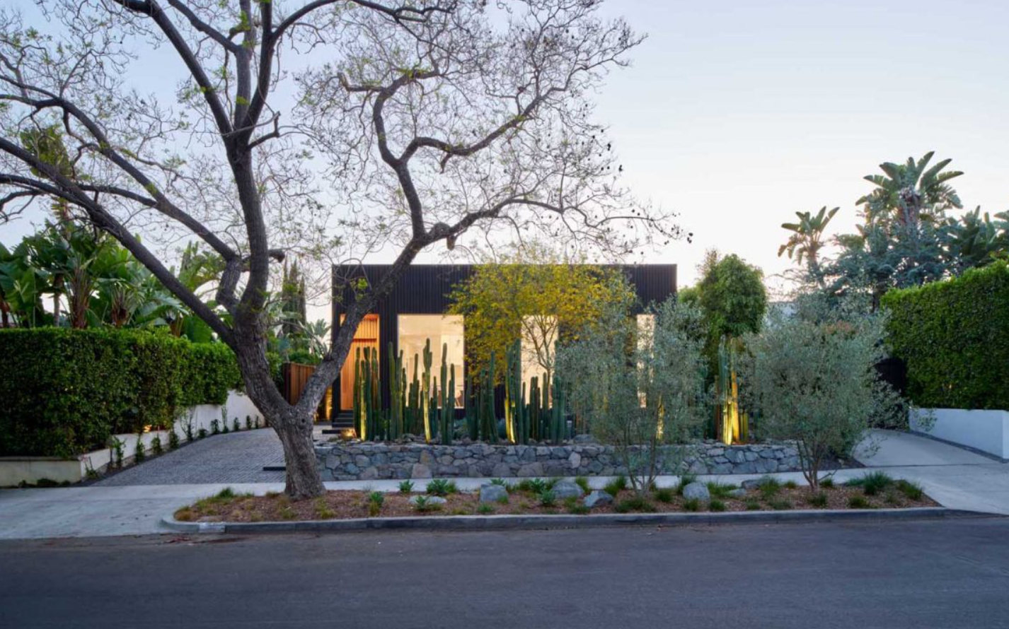 Về cơ bản, hàng rào xương rồng này bao quanh một sân vườn thu nhỏ bên trong. Ảnh: @Aalso Architects, HYCArch.