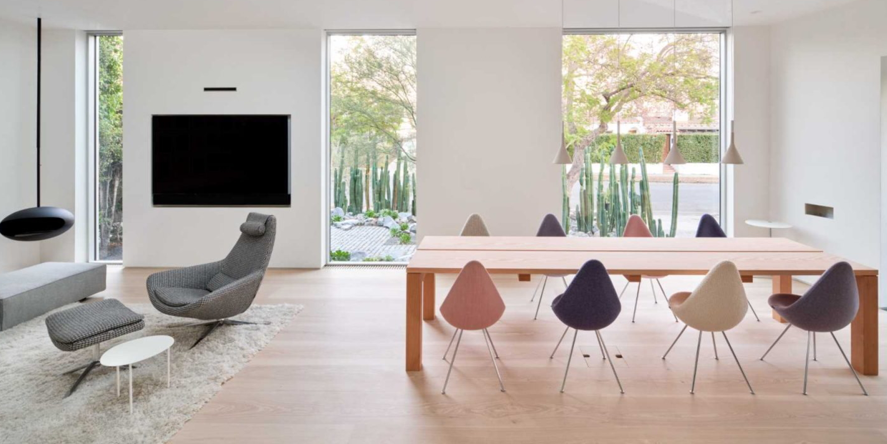 Phía trên bàn là đèn treo Foscarini Aplomb, và những chiếc ghế ăn là ghế Fritz Hansen Drop Chairs với lớp bọc tùy chỉnh. Ảnh: @Aalso Architects, HYCArch.