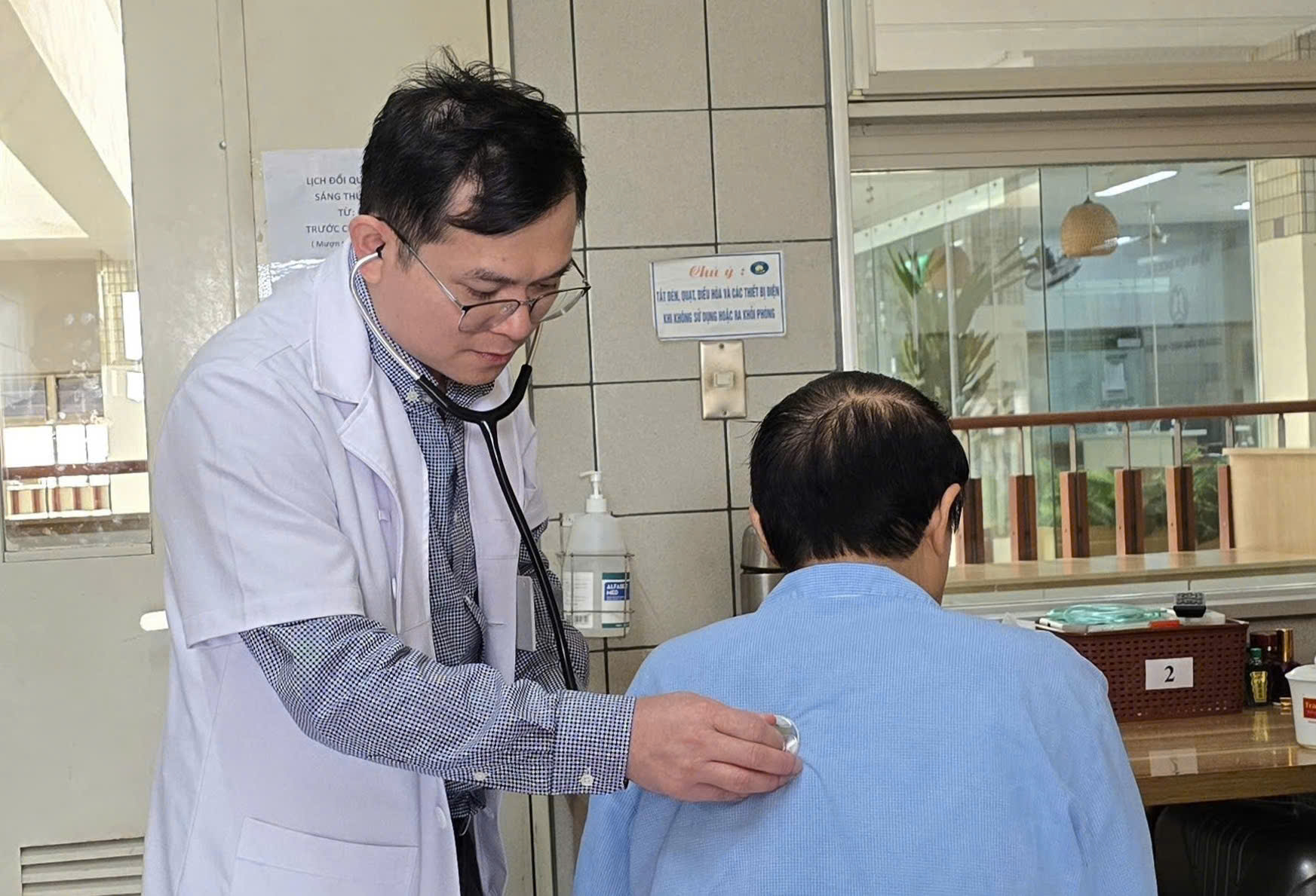 Bác sĩ Ngô Gia Khánh thăm khám cho bệnh nhân - ảnh: Bệnh viện cung cấp