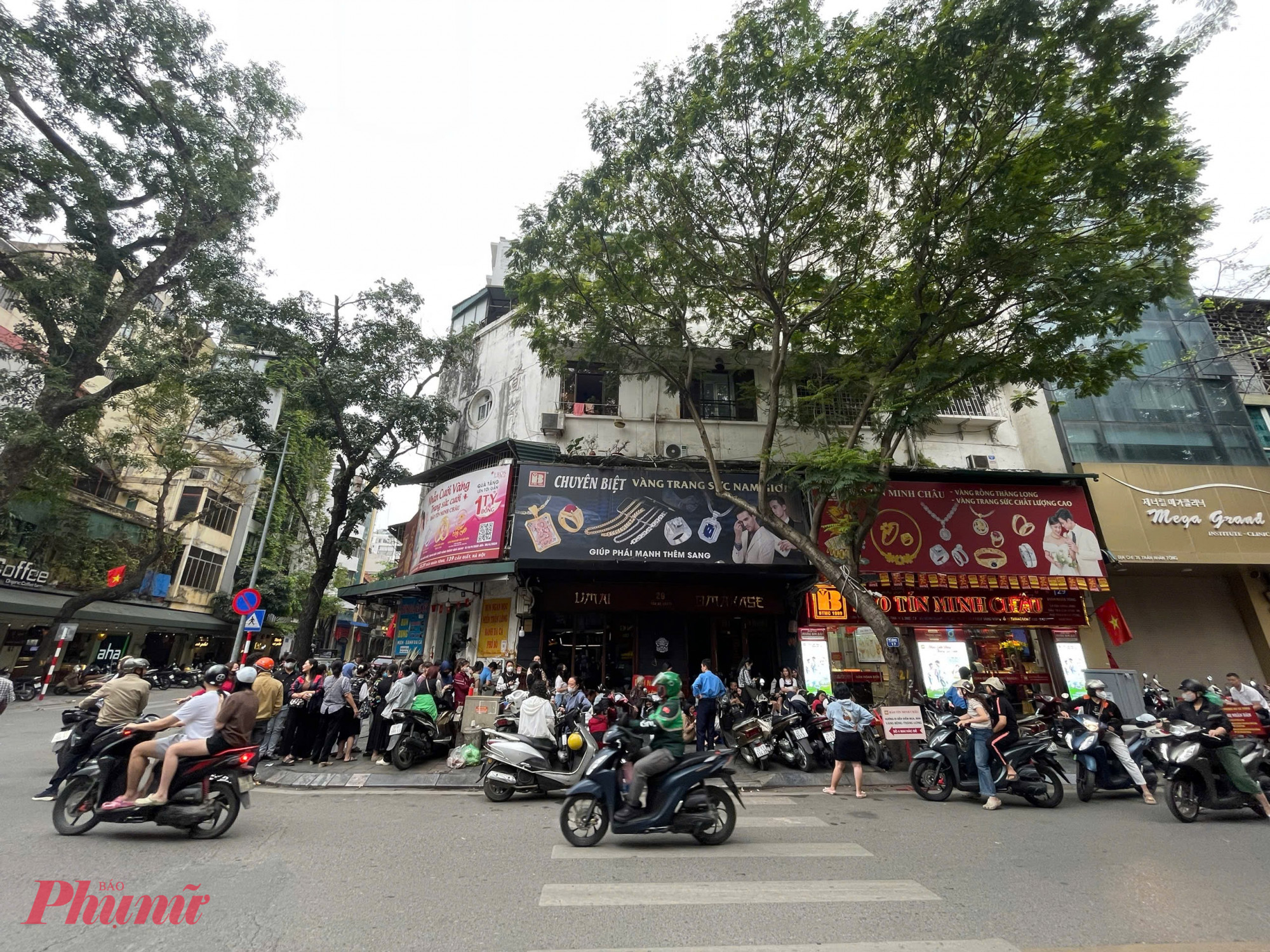 Trên phố vàng nổi tiếng Trần Nhân Tông, lượng người xếp hàng chờ giao dịch cũng tăng đột biến