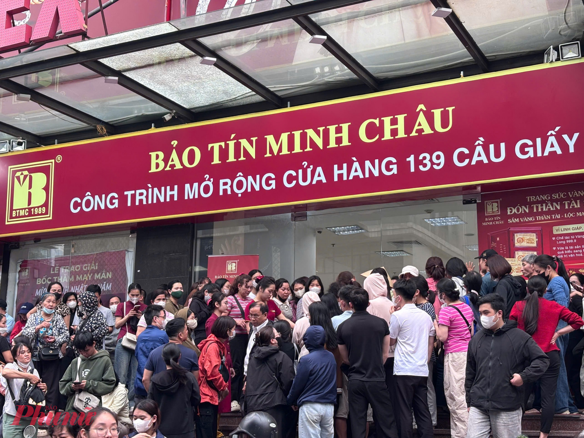 Tại phố Cầu Giấy, từ sớm, rất đông người dân đã có mặt trước cửa các cửa hàng vàng để chờ giao dịch. 