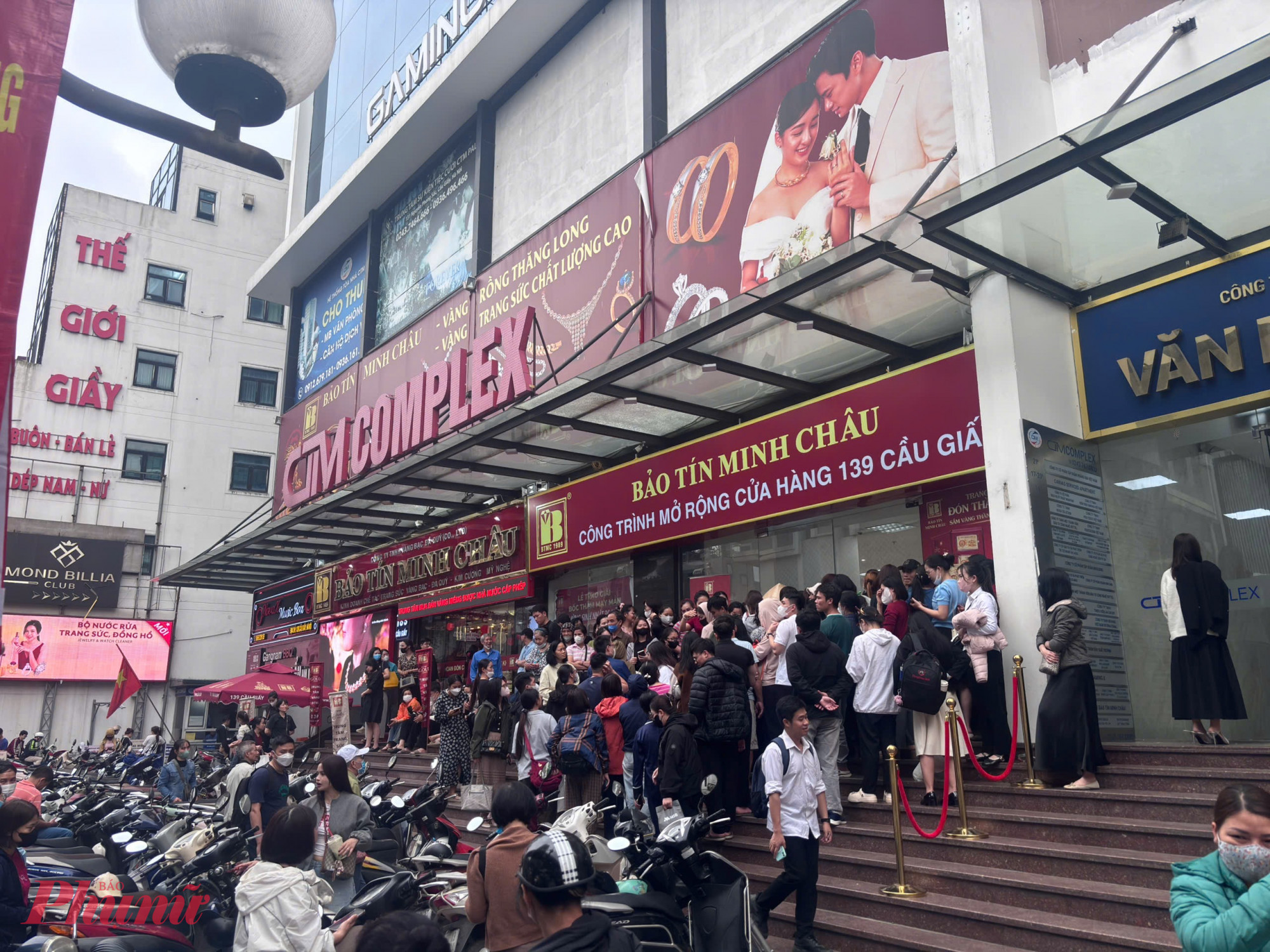 Theo ghi nhận , lượng người dân đến các tuyến phố kinh doanh vàng nổi tiếng như Cầu Giấy, Trần Nhân Tông (Hà Nội) có xu hướng tăng mạnh so với ngày thường.