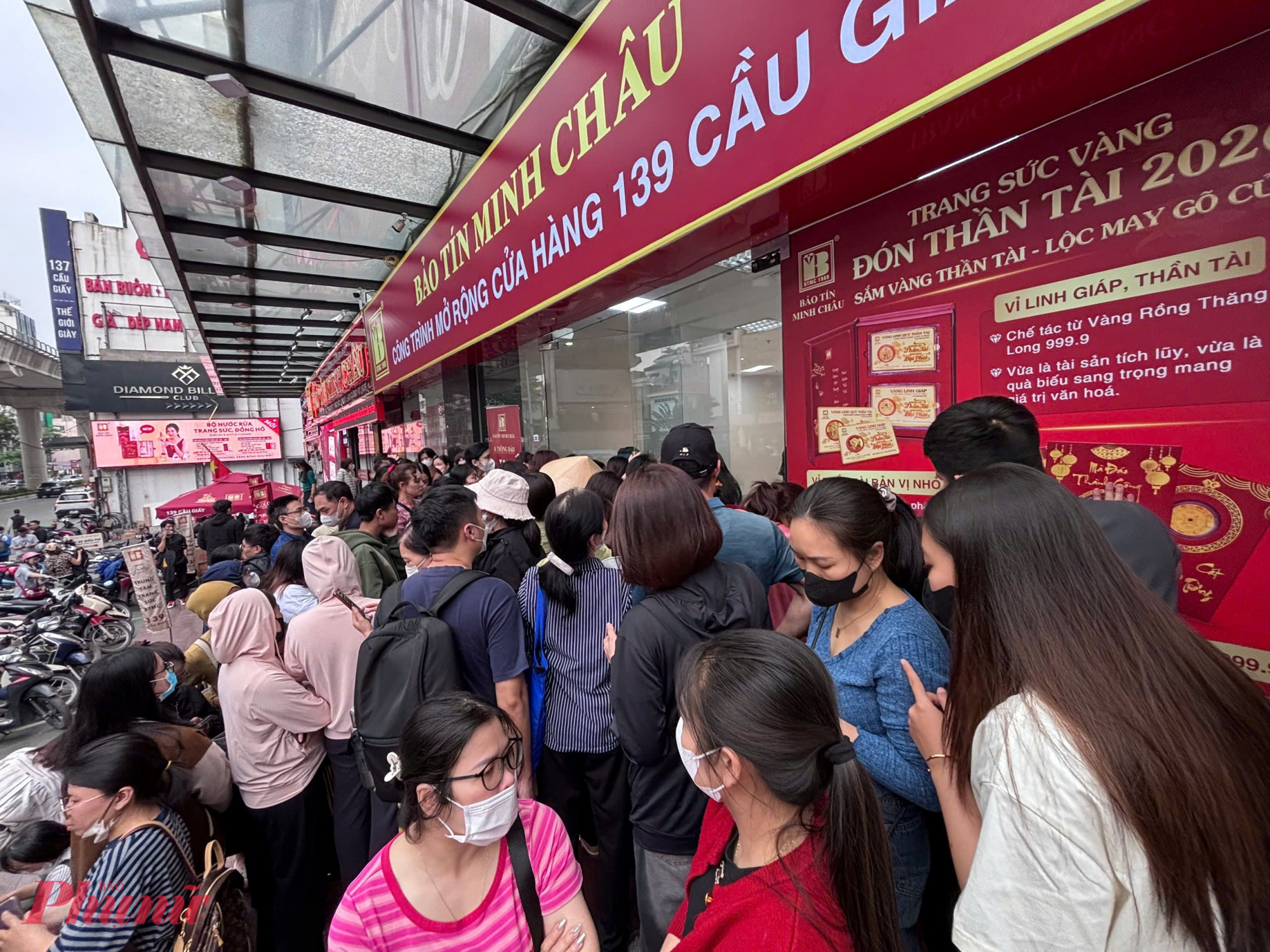 Lượng khách tập trung chủ yếu tại các cửa hàng lớn, khiến khu vực phía trước trở nên đông hơn, người đến sau phải chờ hoặc theo dõi tình hình tiếp nhận khách từ phía cửa hàng.