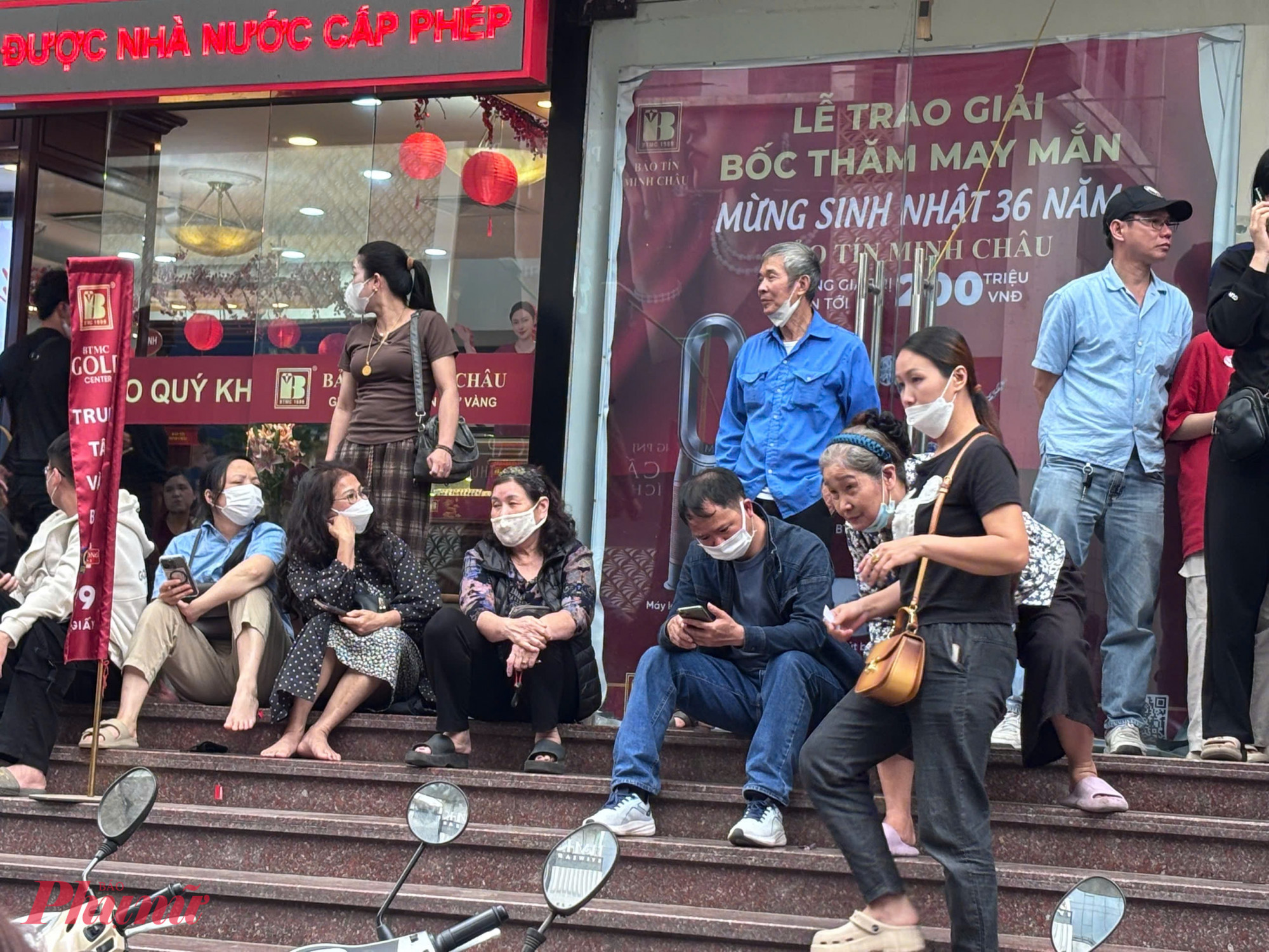 Chờ đợi quá trưa, nhiều người mệt mỏi khi không biết bao giờ có thể mua được vàng không.