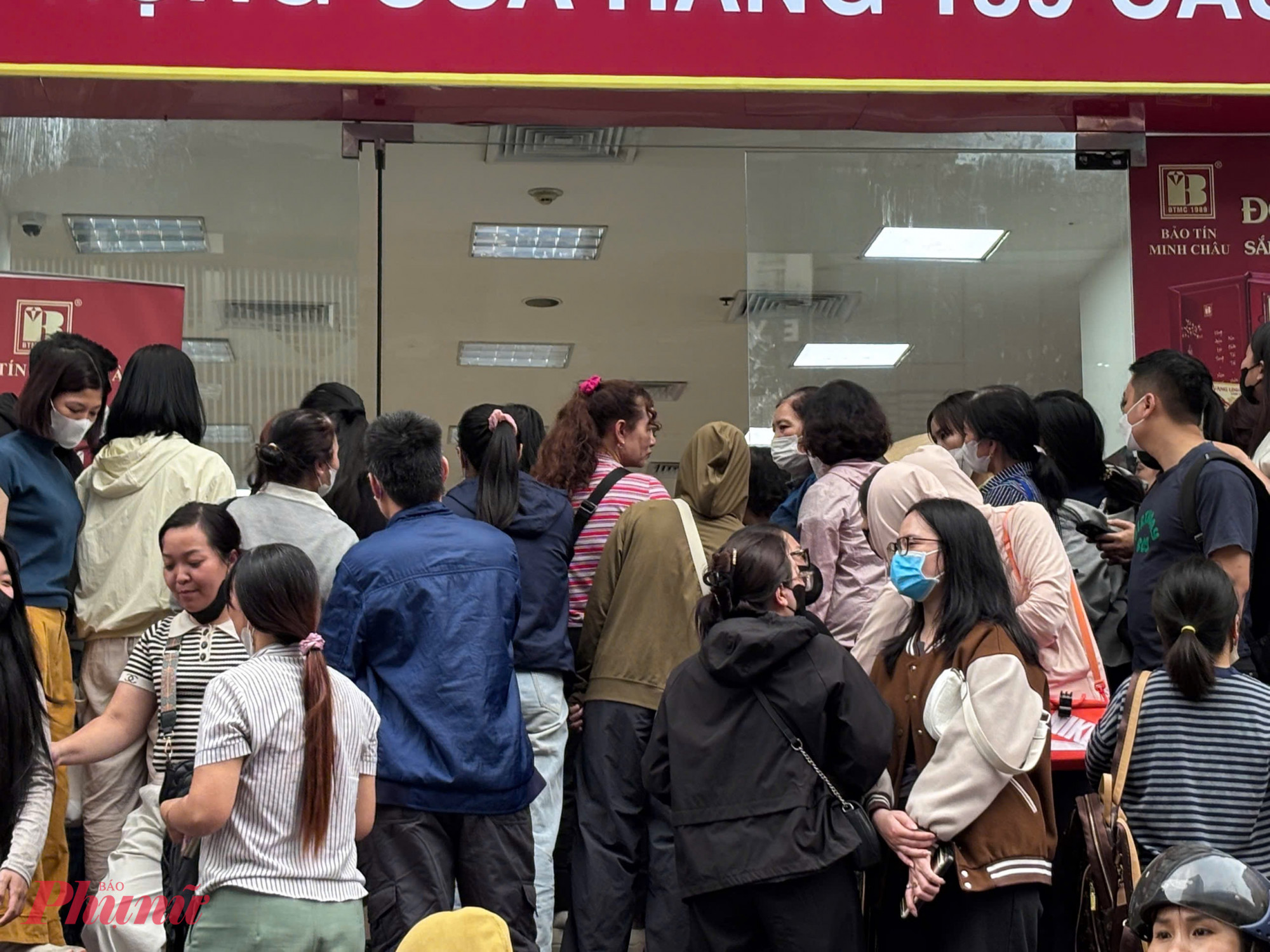 Giờ ai đến sau gần như không còn cơ hội xếp hàng nữa. Tôi dự định mua 0,5 chỉ vàng, nhưng cũng chưa biết có mua được không vì phải chờ rất lâu  Chị hoa đã chờ 5 tiếng tại đây, chia sẻ.