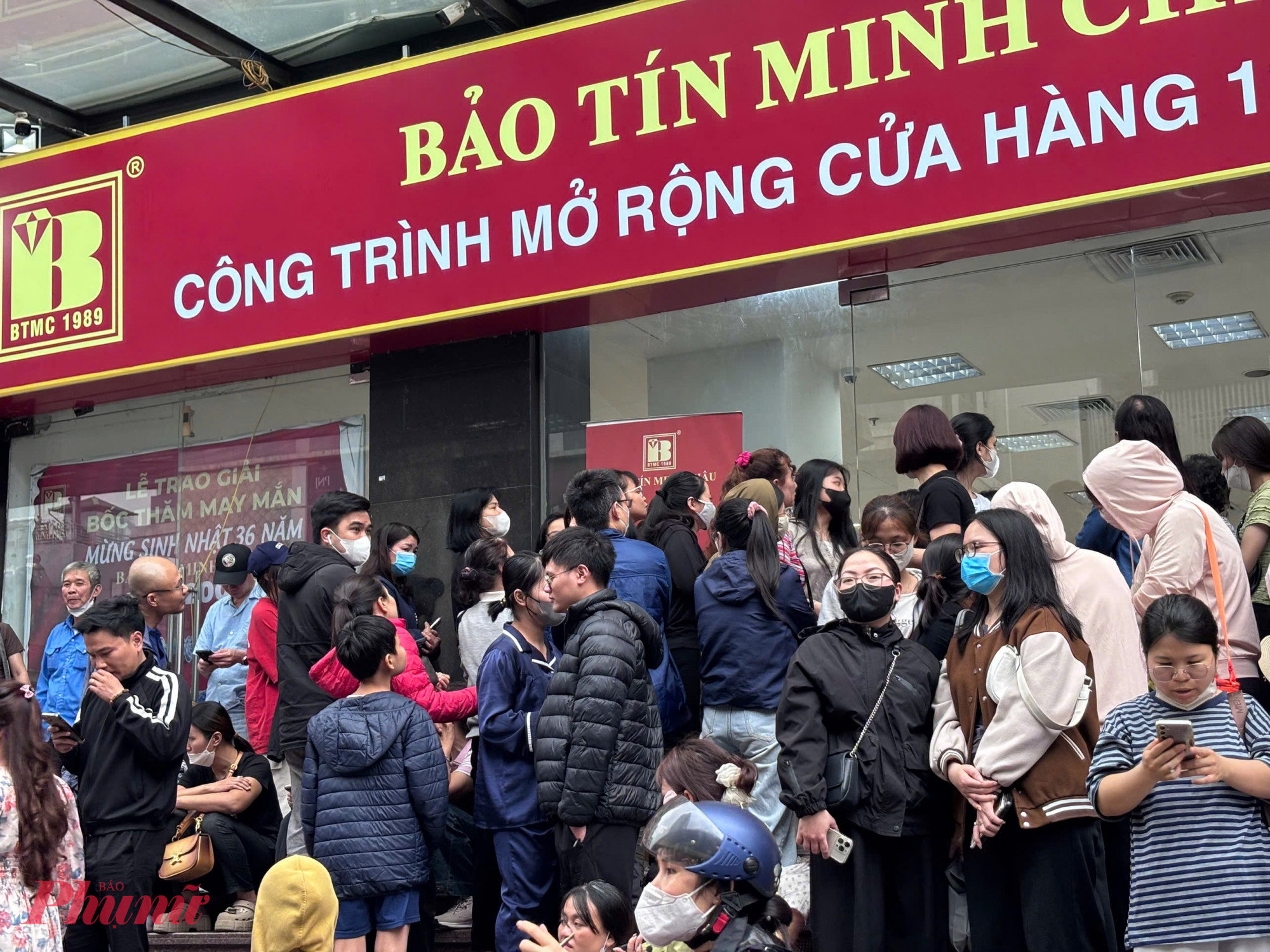 mở cửa giao dịch, giá vàng SJC được niêm yết ở mức 168–171 triệu đồng/lượng (mua - bán), giảm tới 5,1 triệu đồng/lượng ở cả hai chiều so với mức chốt phiên trước đó