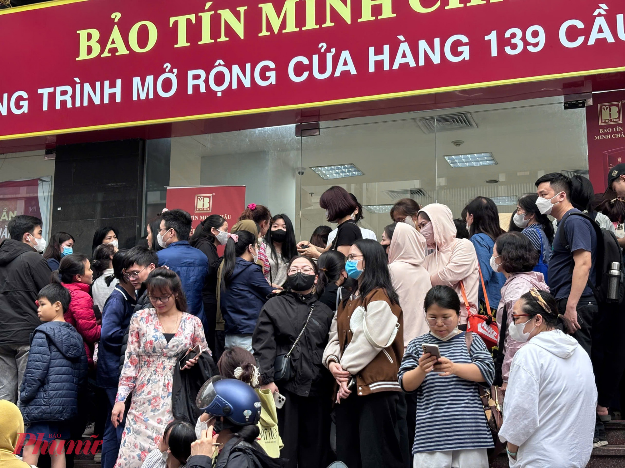 Anh Nhật Quang cho biết: “Tôi đến từ khoảng 8g sáng, lúc đó đã có cả trăm người đứng đợi. Giá giảm sâu thế này nên tranh thủ mua một ít, tuy nhiên đã quá trưa vẫn không thể vào giao dịch.