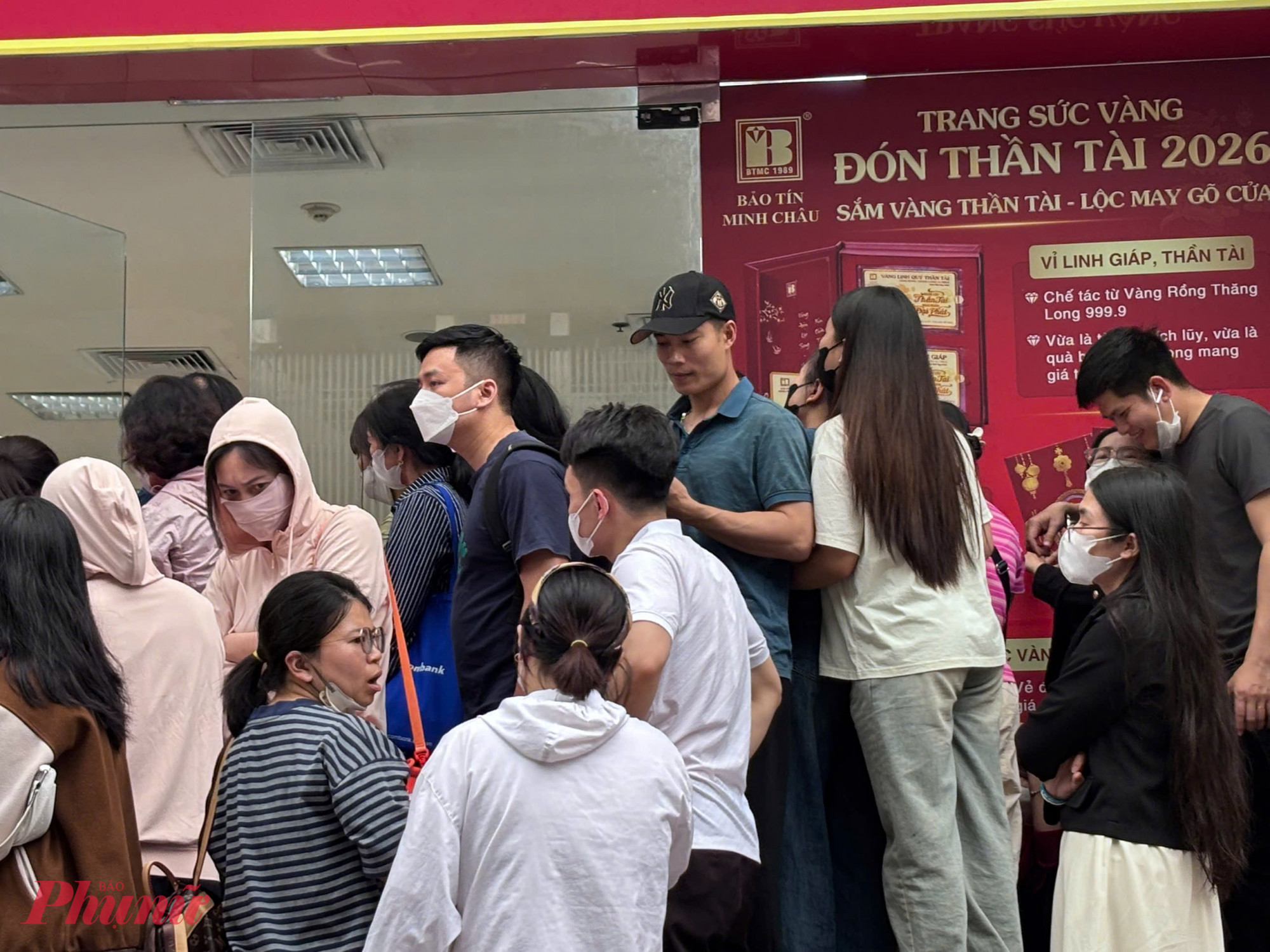 Người đến sau được người đến trước thông báo đã hết số để cửa hàng thực hiện giao dịch nhưng người dân vẫn quyết tâm chờ.