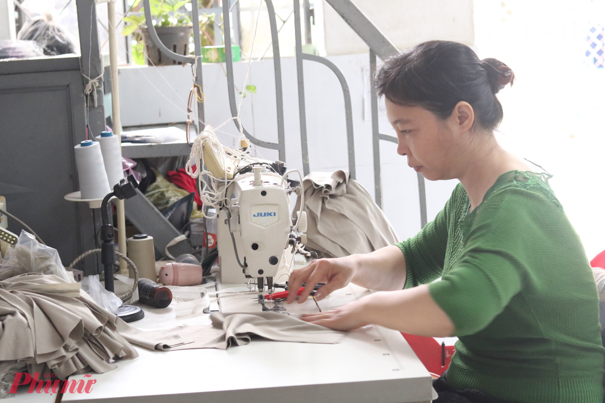 Chị Thủy bắt tay vào việc ngay sau khi nhận chiếc máy may mới từ Hội LHPN phường Bình Hưng Hòa - Ảnh: Mẫn Nhi