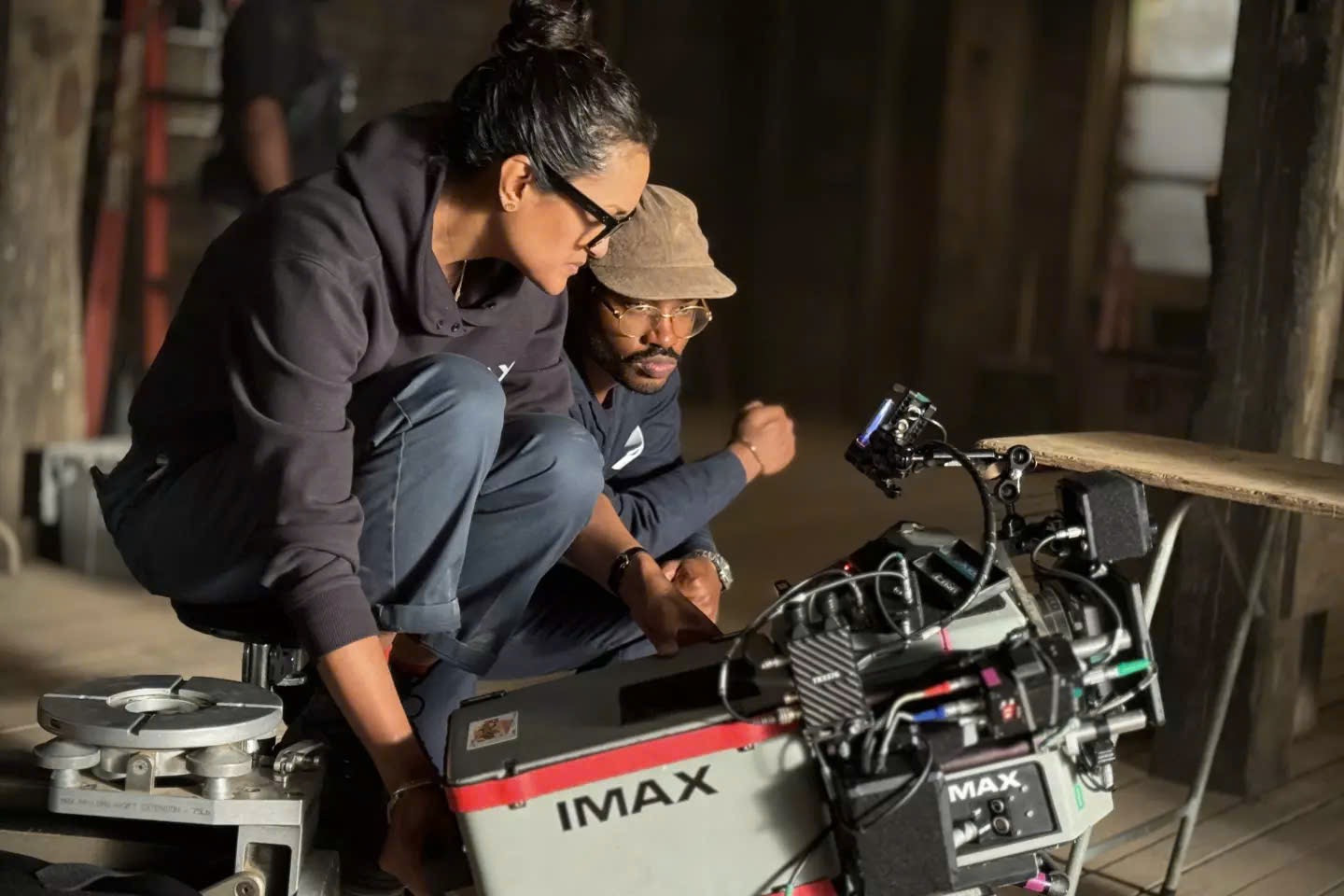 Autumn Durald Arkapaw và đạo diễn Ryan Coogler trên phim trường Sinners (Ảnh: Warner Bros.)