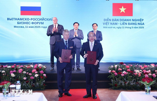 Lễ trao các văn kiện hợp tác giữa doanh nghiệp hai nước Việt Nam-Nga. (Ảnh: Thống Nhất/TTXVN)