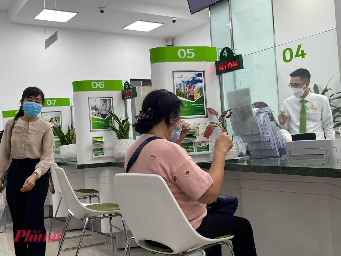 Lãi suất huy động đã tăng cao trở lại nhưng tiền gửi của cư dân vào hệ thống ngân hàng chỉ tăng nhẹ - Ảnh: Than Hoa