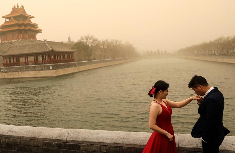 Một trường đại học tại Trung Quốc mới đây đã gây chú ý khi kêu gọi sinh viên “ngắm hoa, tận hưởng sự lãng mạn và yêu đương” trong kỳ nghỉ xuân. Trong một xã hội vốn đề cao thành tích học tập, đây được nhìn nhận là một phần trong nỗ lực rộng hơn của chính quyền nhằm thúc đẩy hôn nhân và kích thích tiêu dùng nội địa.