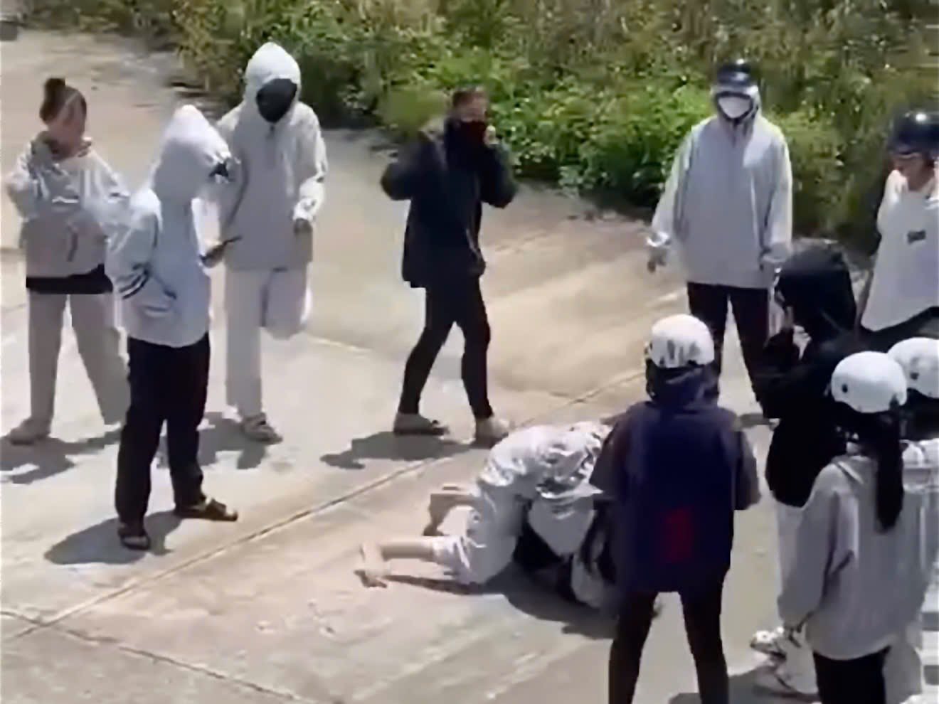 Các nữ sinh đánh nhau trước khi nam sinh bị đánh hội đồng nằm bất động - Ảnh cắt từ clip