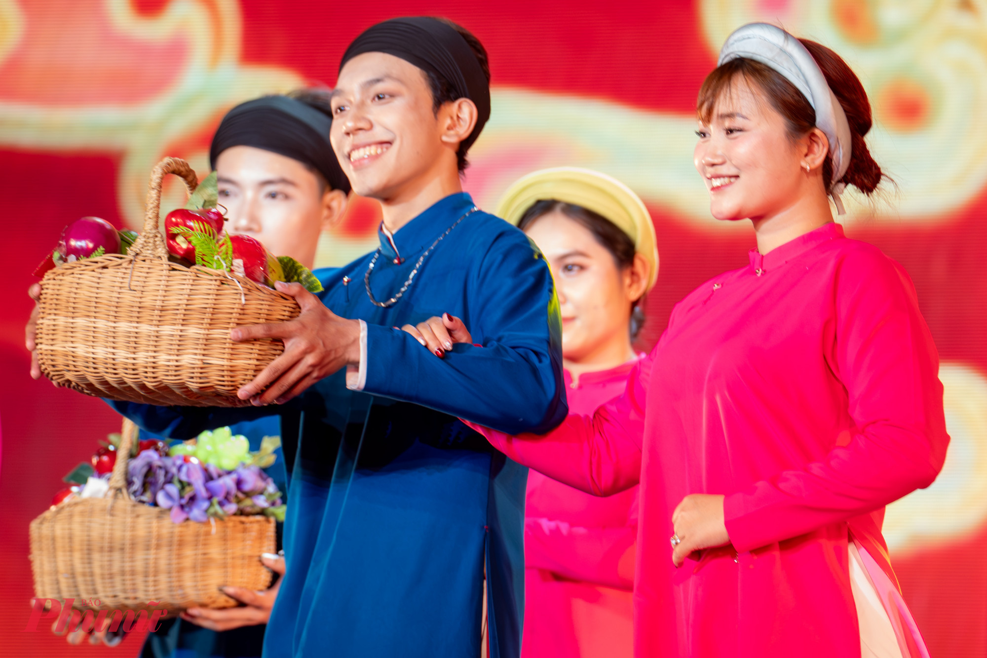 Phong tục cưới hỏi được tái hiện tại chương trình trước giờ đồng diễn.