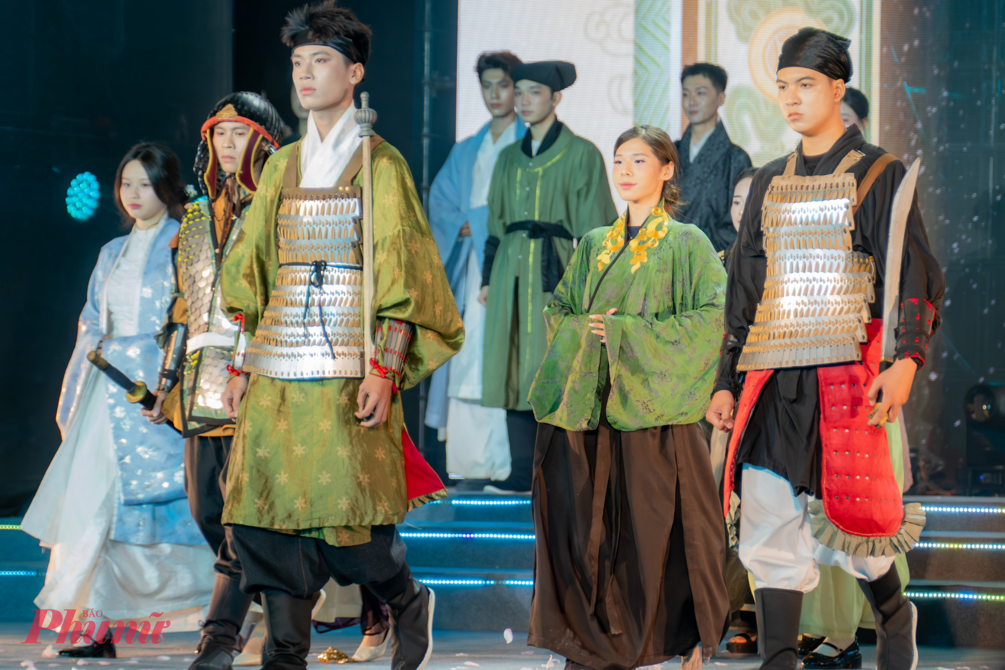Đặc biệt, các bạn trẻ trong trang phục Quan Tể Tướng được phục dựng công phu, tái hiện hình ảnh văn hóa cổ truyền đã gây ấn tượng mạnh mẽ.