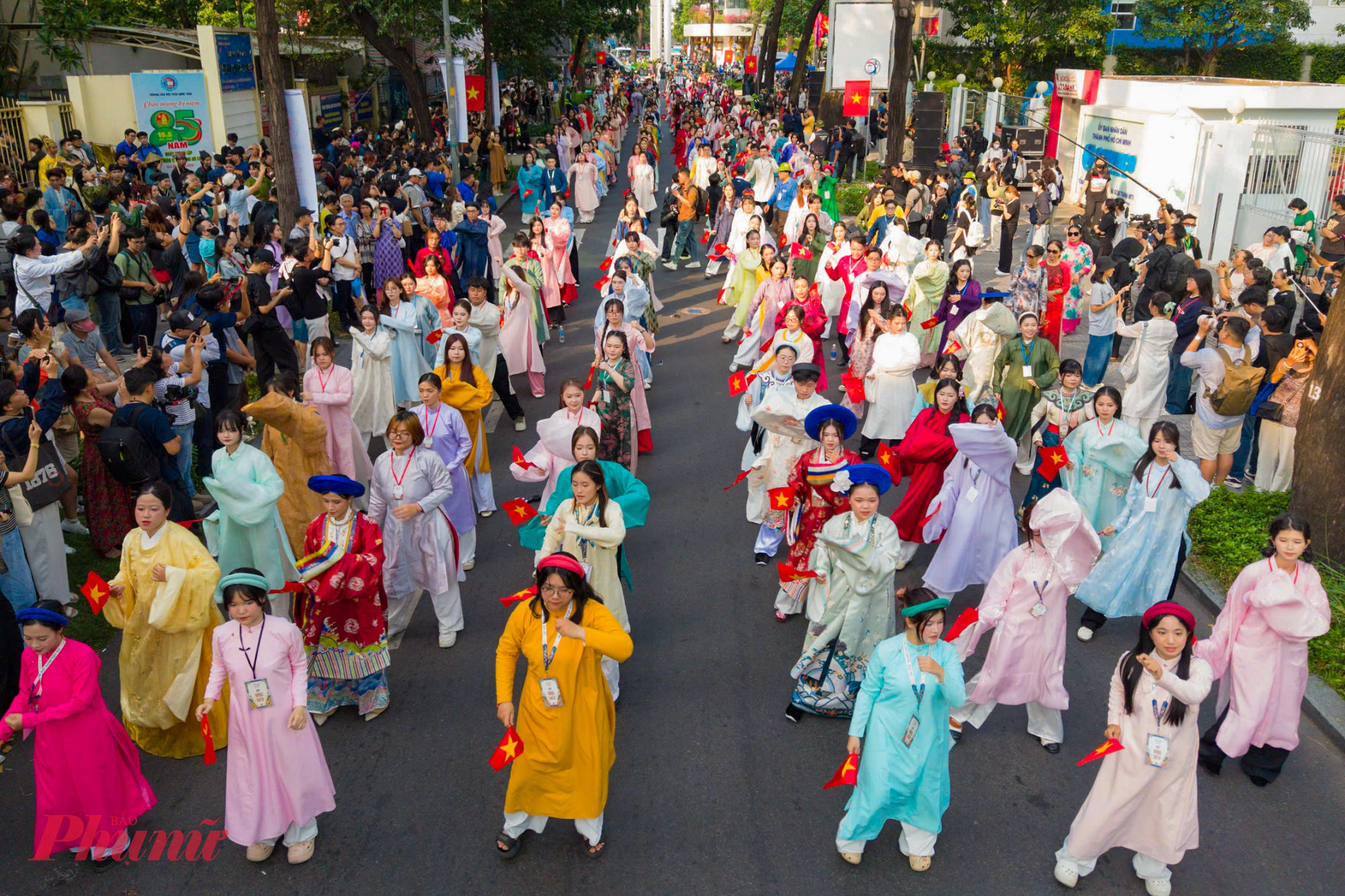 Trong ngày 21/3, đoàn Việt Phục sẽ diễu hành từ Hồ Con Rùa qua các tuyến đường Võ Văn  Tần – Pasteur sau đó tập kết tại Công viên Phan Đình Phùng (phường Xuân Hòa) và ngày 22/3 sẽ diễn ra tại Nhà văn hóa Sinh Viên (phường Dĩ An).