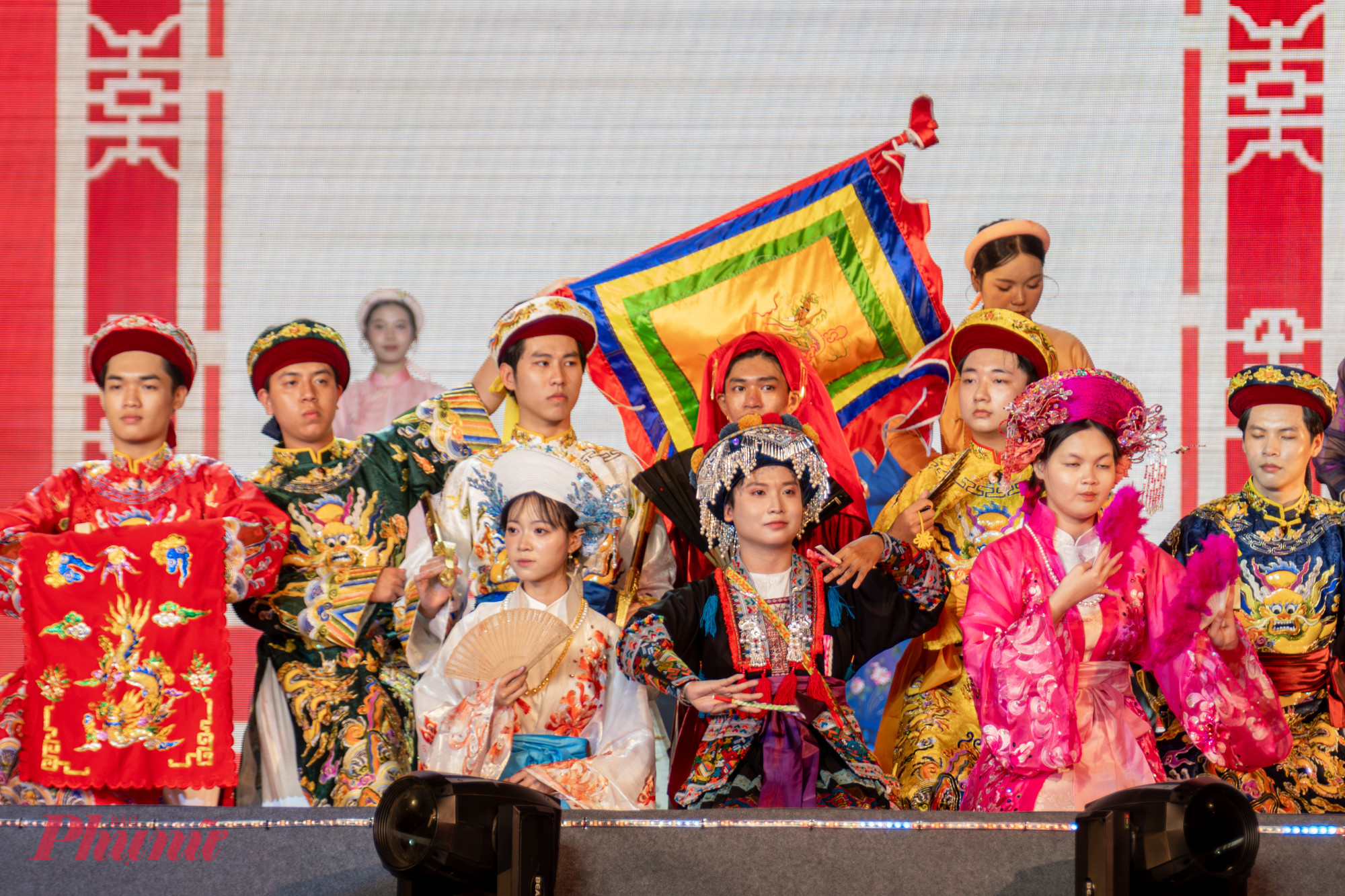  “Nhóm chúng em được giao nhiệm vụ hóa trang vào các nhân vật ở các đời Vua Hùng, đồng thời cùng với các diễn viên tái hiện một khung cảnh đám cưới xưa để từ đó góp phần gợi nhớ lịch sử cho nhiều người”, một bạn trẻ chia sẻ