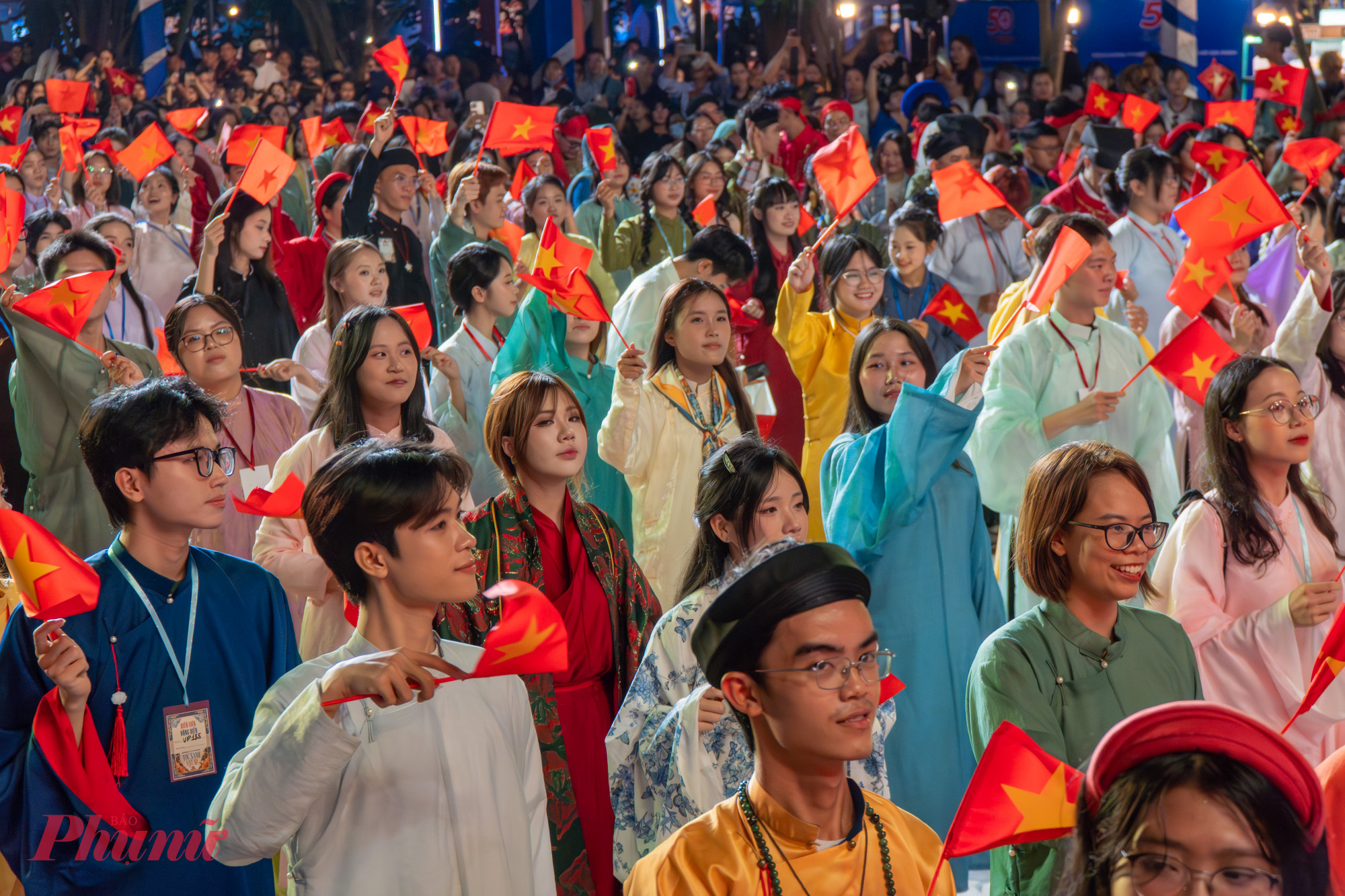 Phần trình diễn văn nghệ, màn đồng diễn Việt Phục với quy mô hơn 1000 người chính thức được diễn ra trên nền ca khúc đầy ý nghĩa “Nhà Tôi Có Treo Một Lá Cờ” đầy ý nghĩa.