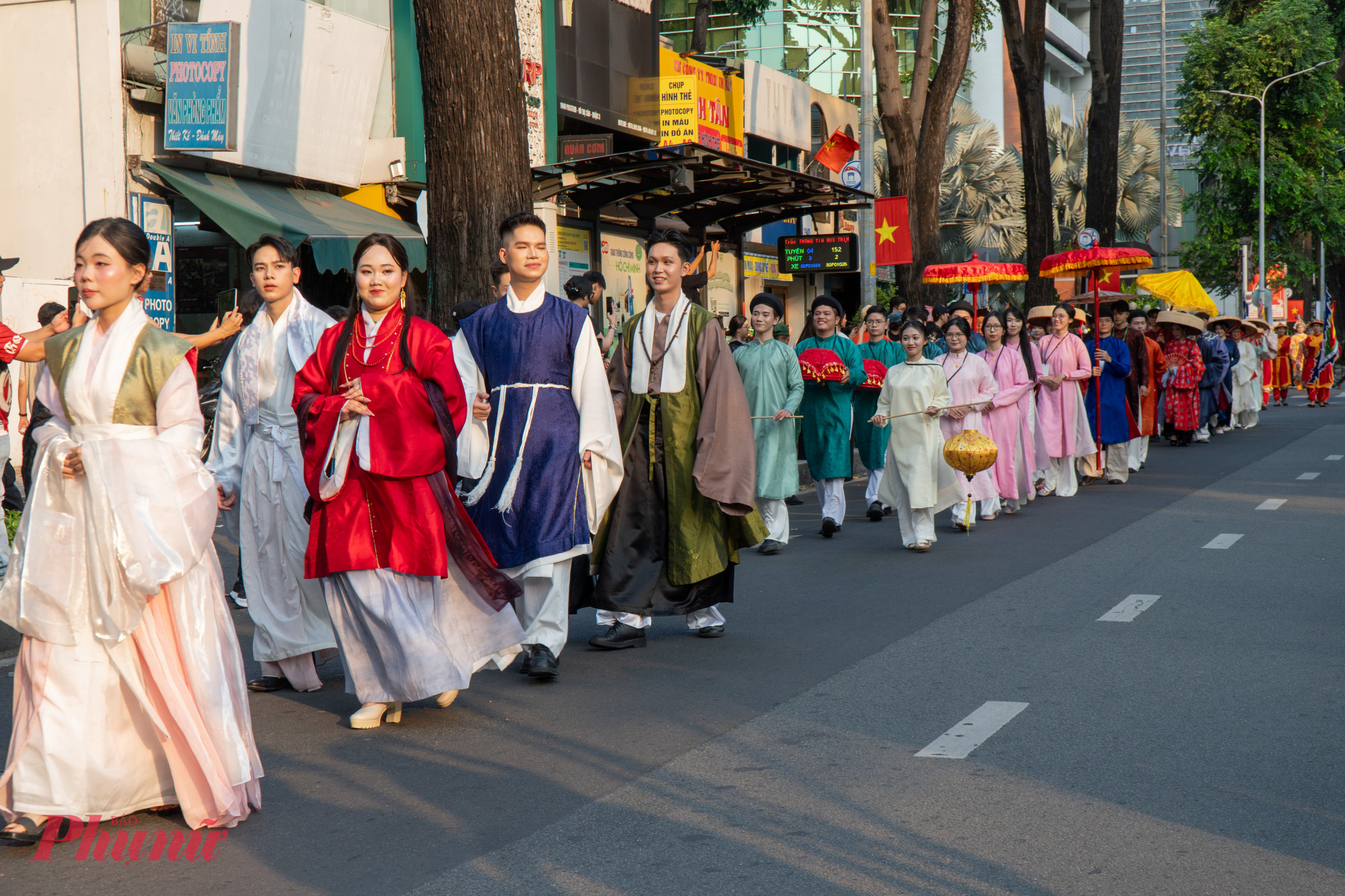 Hoạt động này nằm trong khuôn khổ Lễ hội Thanh niên - Youth Fest, do Thành đoàn TPHCM chỉ đạo, phối hợp cùng Đoàn Trường ĐH KHXH&NV TPHCM và các đơn vị văn hóa thực hiện, đồng thời đánh dấu chặng đường 6 năm của ngày hội “Tóc xanh vạt áo”.