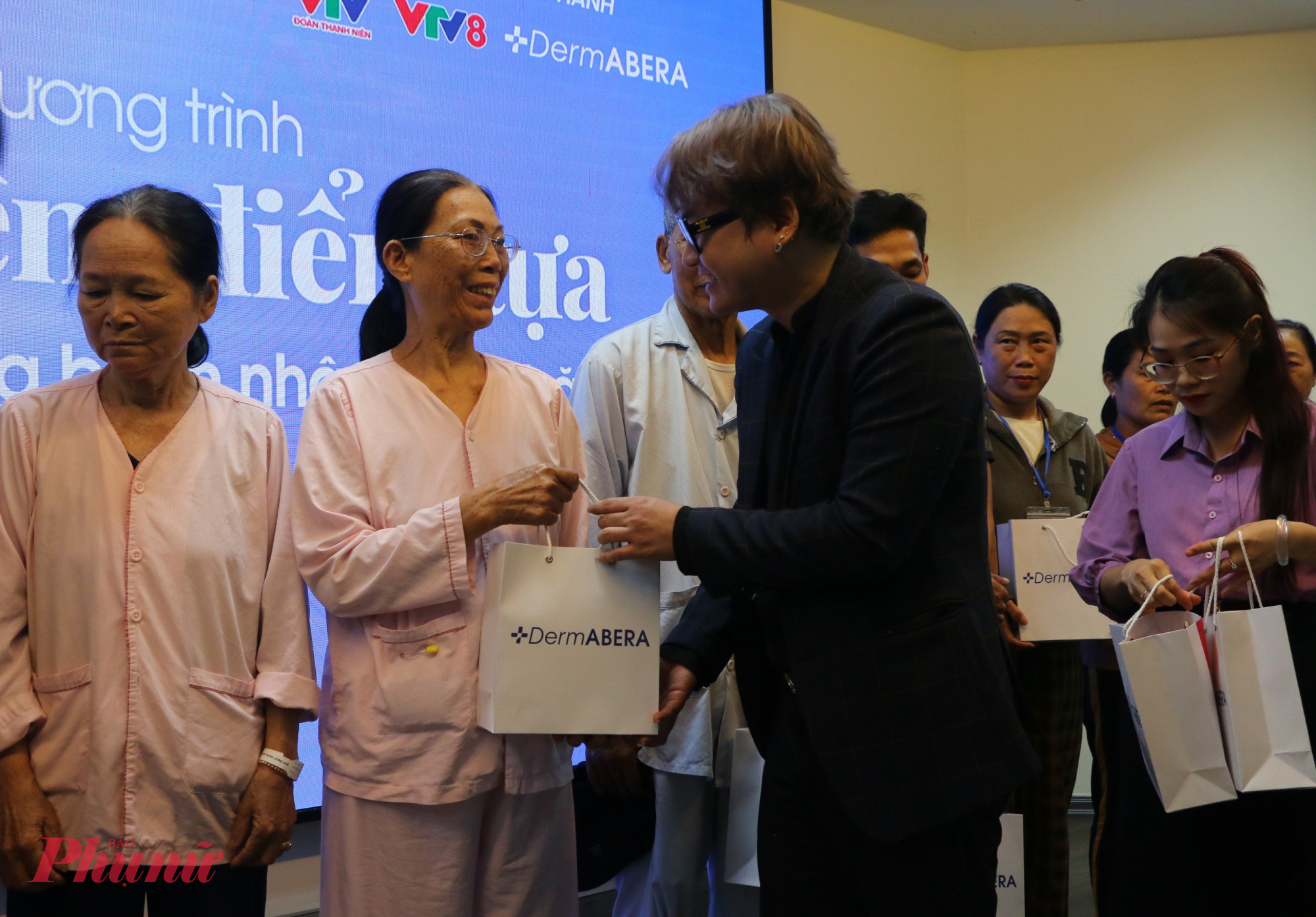 Các bệnh nhân vui mưng khi nhận được những phần quà ý nghĩa