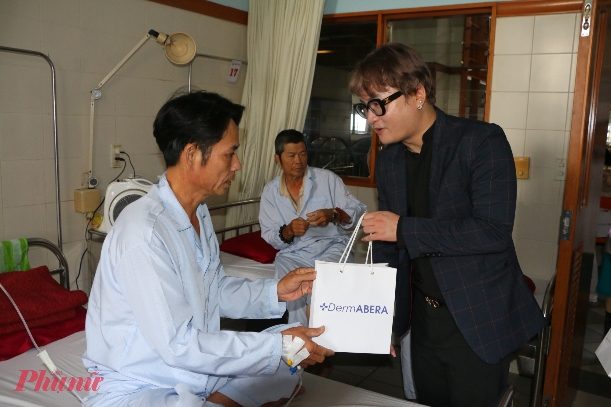 Ông Dương Quang Lộc- Đại diện  ABERA thuộc HV Holdings Global tặng quà cho bệnh nhân ngay tại giường bệnh