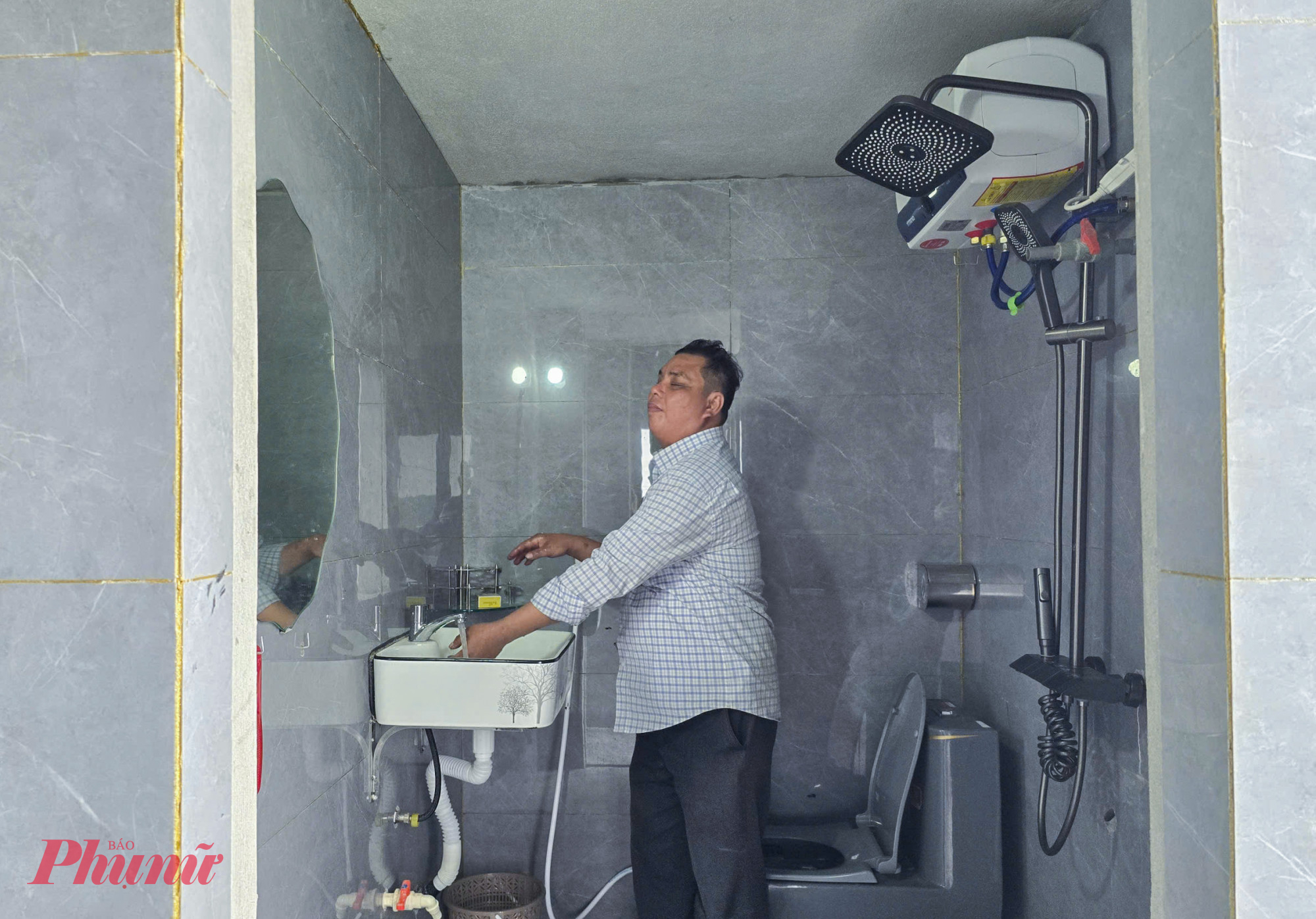 Anh Hậu cho biết việc xây nhà được tính toán kéo dài nhiều năm, có tiền đến đâu làm đến đó. Căn nhà rộng khoảng 100m² mỗi sàn, thiết kế 9 phòng ngủ, 5 nhà vệ sinh, tổng chi phí gần 5 tỉ đồng khi hoàn thiện. Hiện công trình đã xong phần thô; tầng 1 được đưa vào sử dụng từ nhiều năm qua, các tầng còn lại đang tiếp tục hoàn thiện các hạng mục như lát gạch, sơn và lắp cửa.