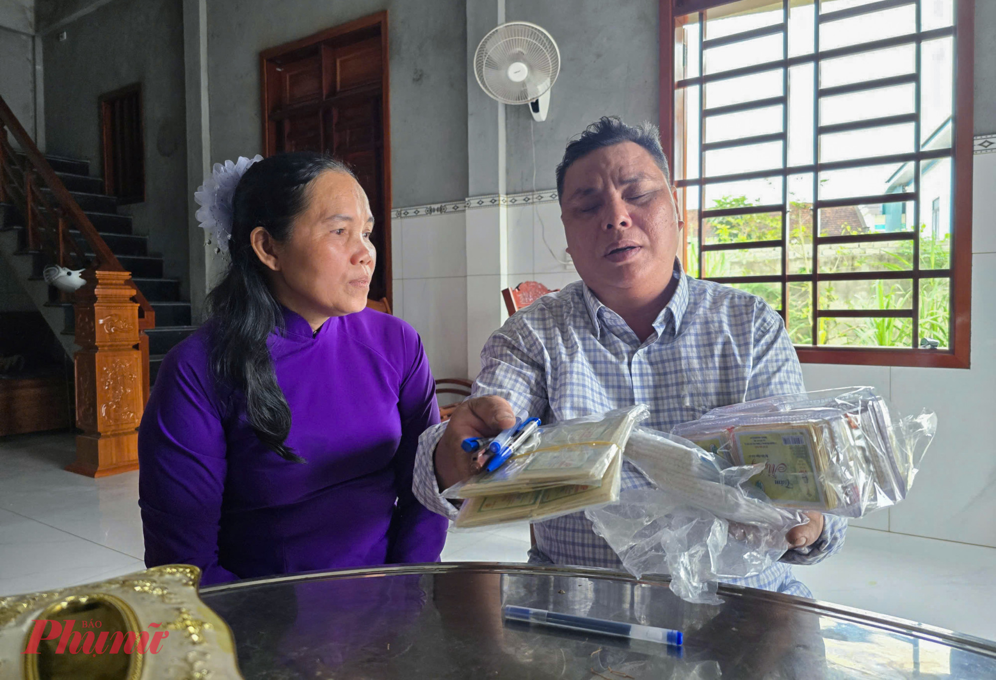 Gần đây, câu chuyện của vợ chồng anh được nhiều người chia sẻ trên mạng xã hội, bên cạnh sự khâm phục vẫn có những lời dèm pha. Anh cho rằng điều đó khó tránh khỏi, nhưng bản thân không hổ thẹn vì luôn kiếm sống bằng mồ hôi công sức, không lợi dụng cảnh mù lòa để trục lợi.